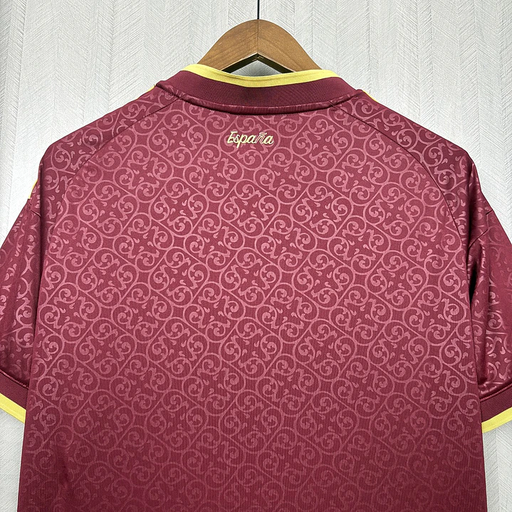 CAMISETA ESPANHA 26/27 EDIÇÃO ESPECIAL - Grená e Dourada 8
