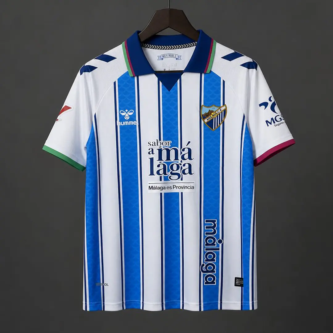 CAMISA MÁLAGA CF 26/27 PRINCIPAL - Azul e Branca Listrada 1
