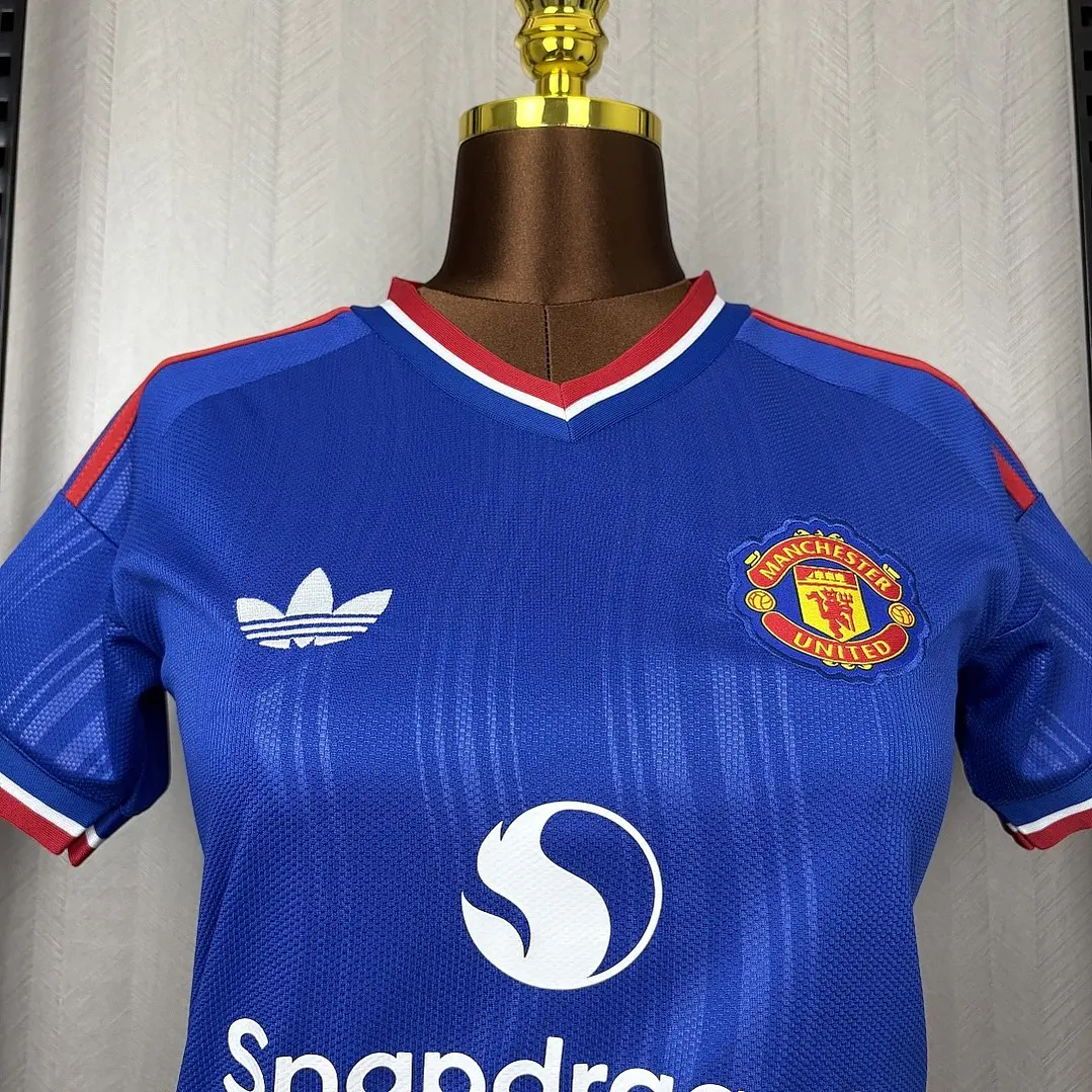 CAMISA MANCHESTER UNITED 26/27 FORA - Azul - Feminina 4