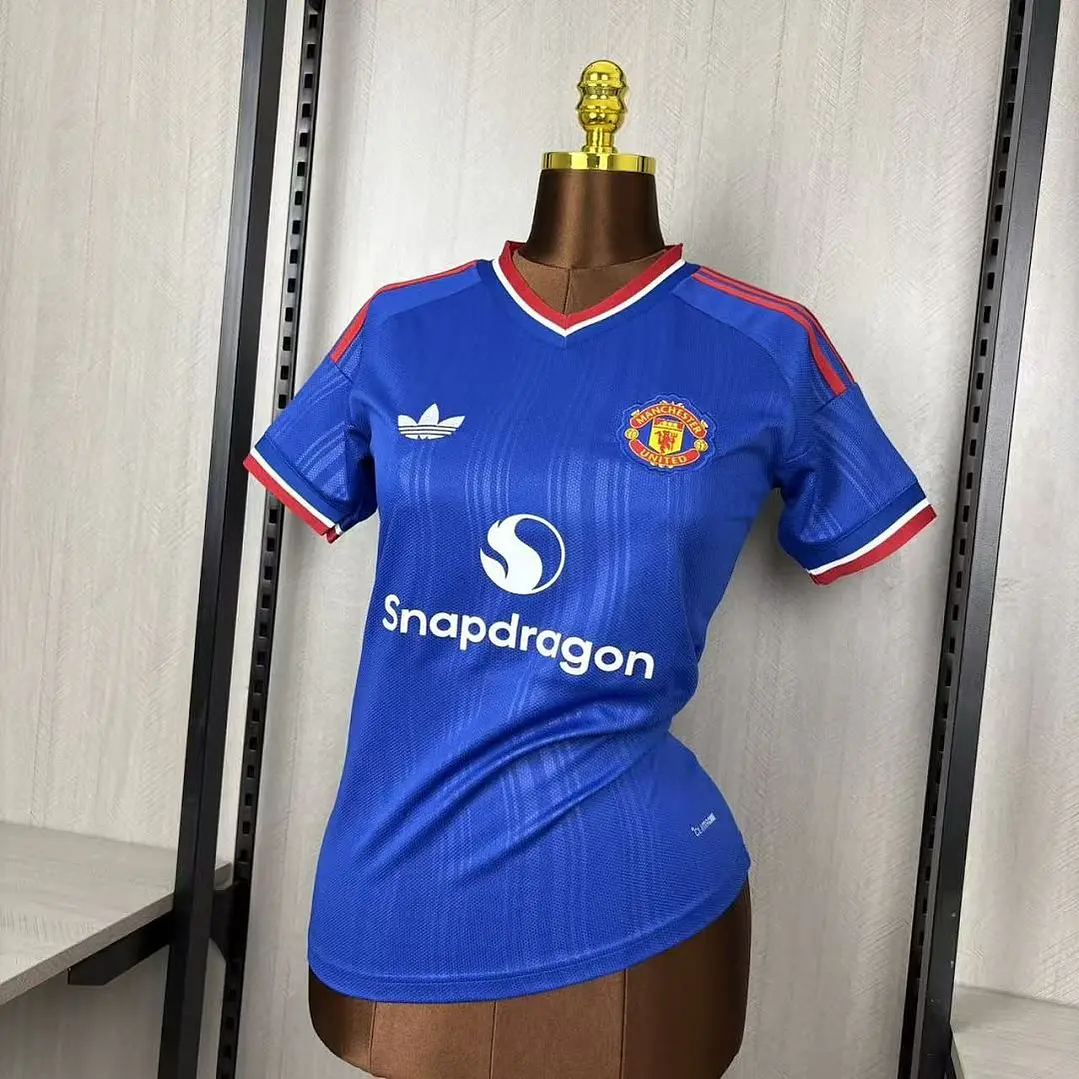 CAMISA MANCHESTER UNITED 26/27 FORA - Azul - Feminina 5