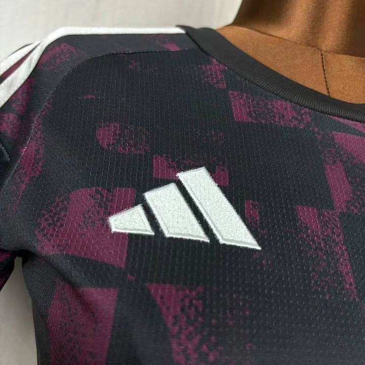 CAMISA LIVERPOOL 26/27 TERCEIRA - Preta e Grená - Feminina 2