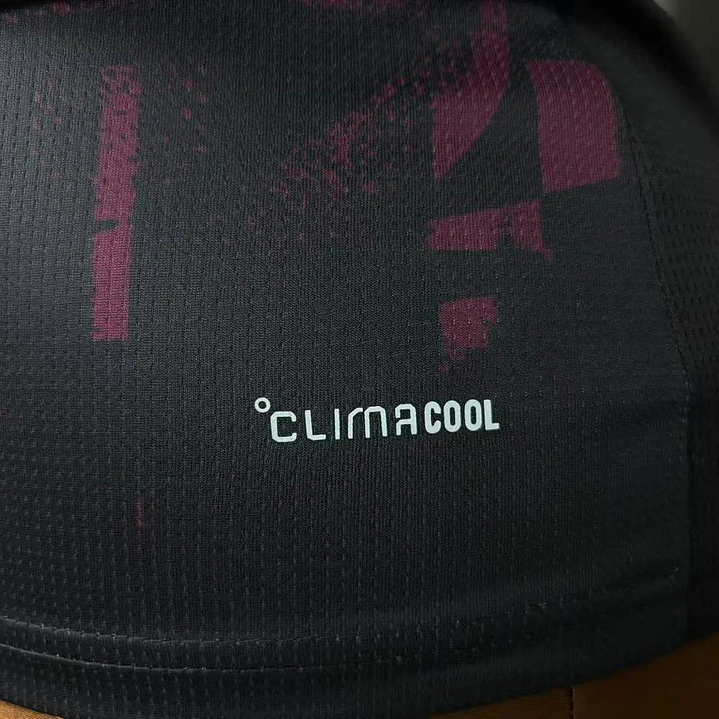 CAMISA LIVERPOOL 26/27 TERCEIRA - Preta e Grená - Feminina 7