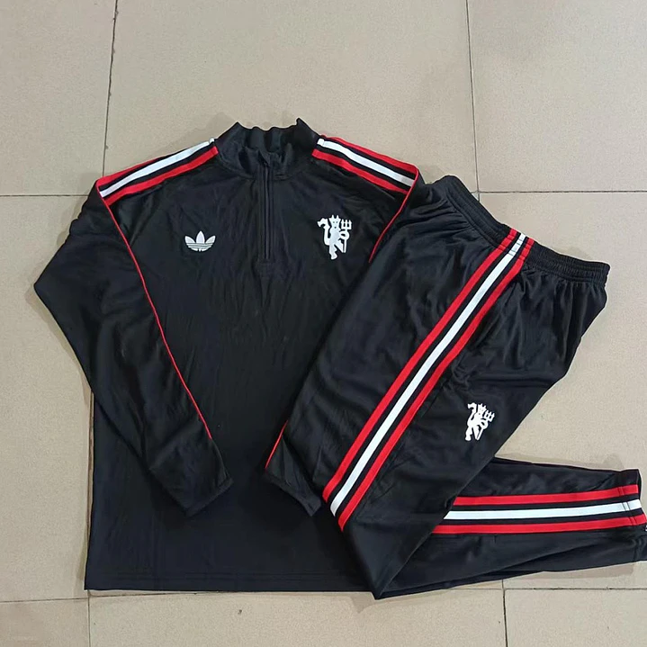 CONJUNTO DE TREINO MANCHESTER UNITED 26/27 - MEIO ZÍPER - Preto Retrô 5