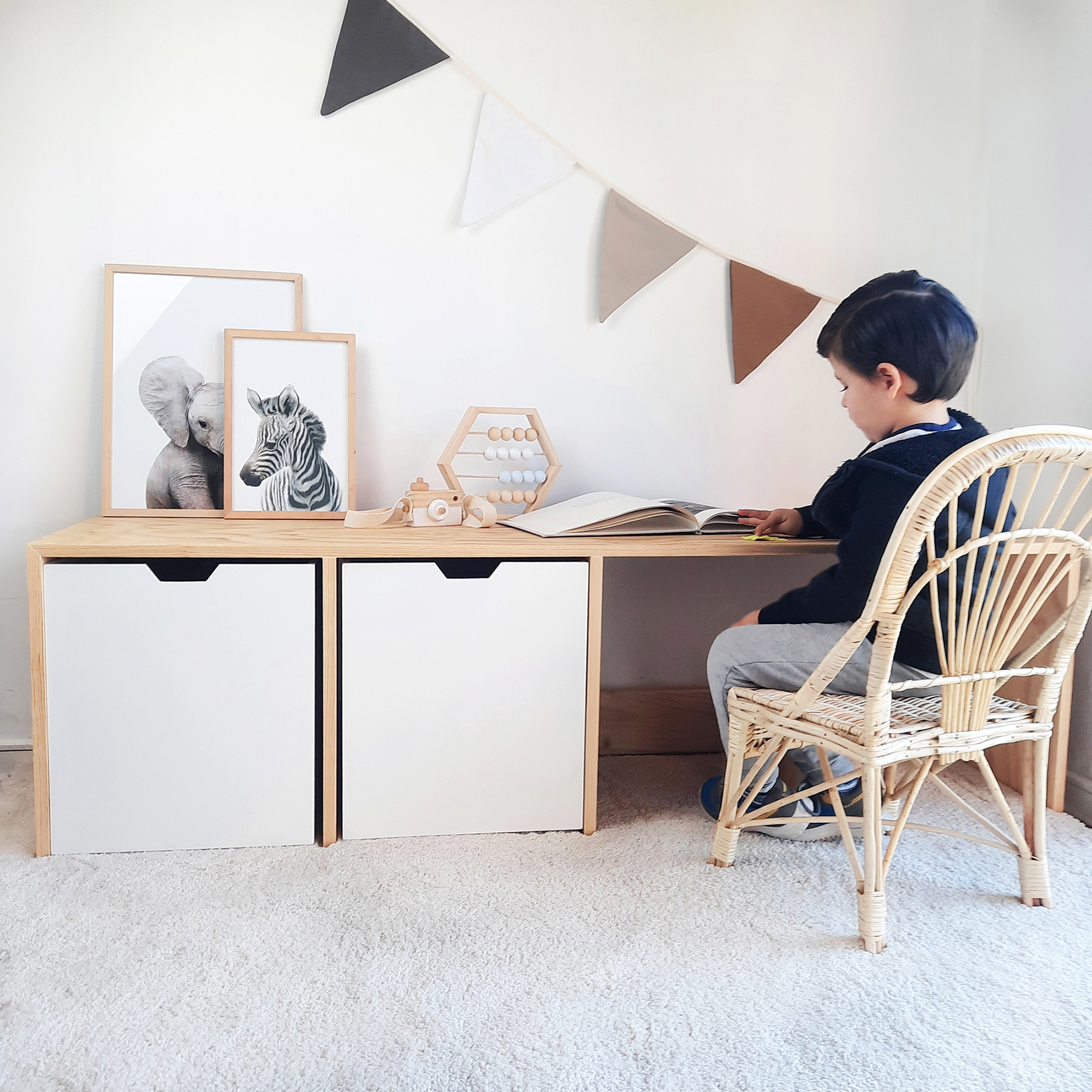 Escritorio Infantil / Organizador 2 cajones con ruedas ocultas  1