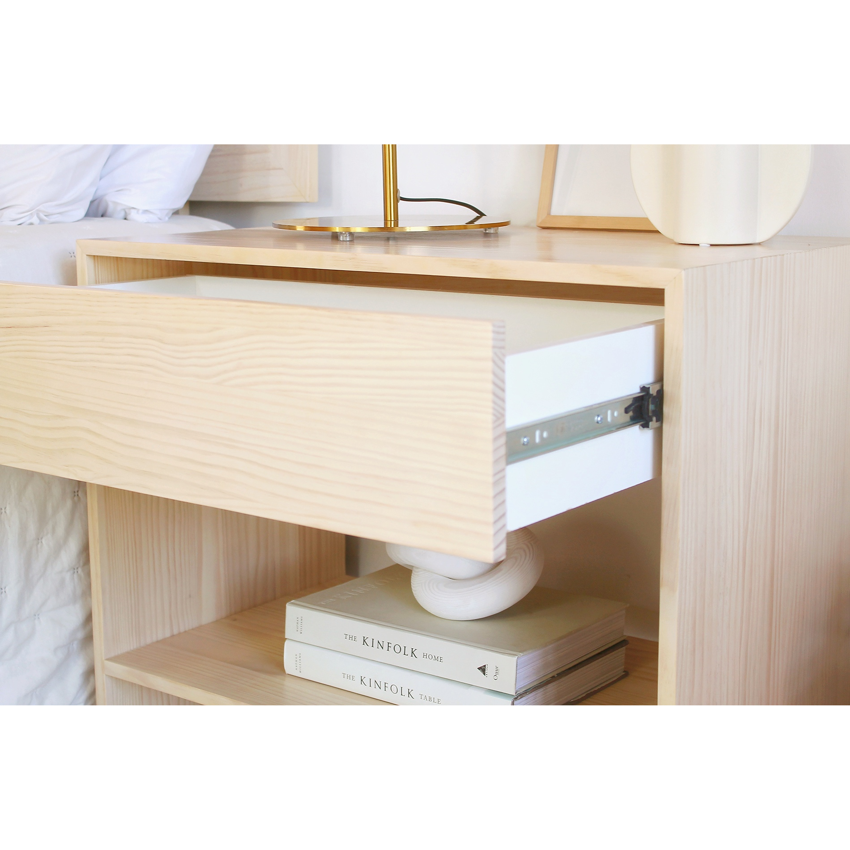 Velador de madera / Modelo Malta blanqueado  2