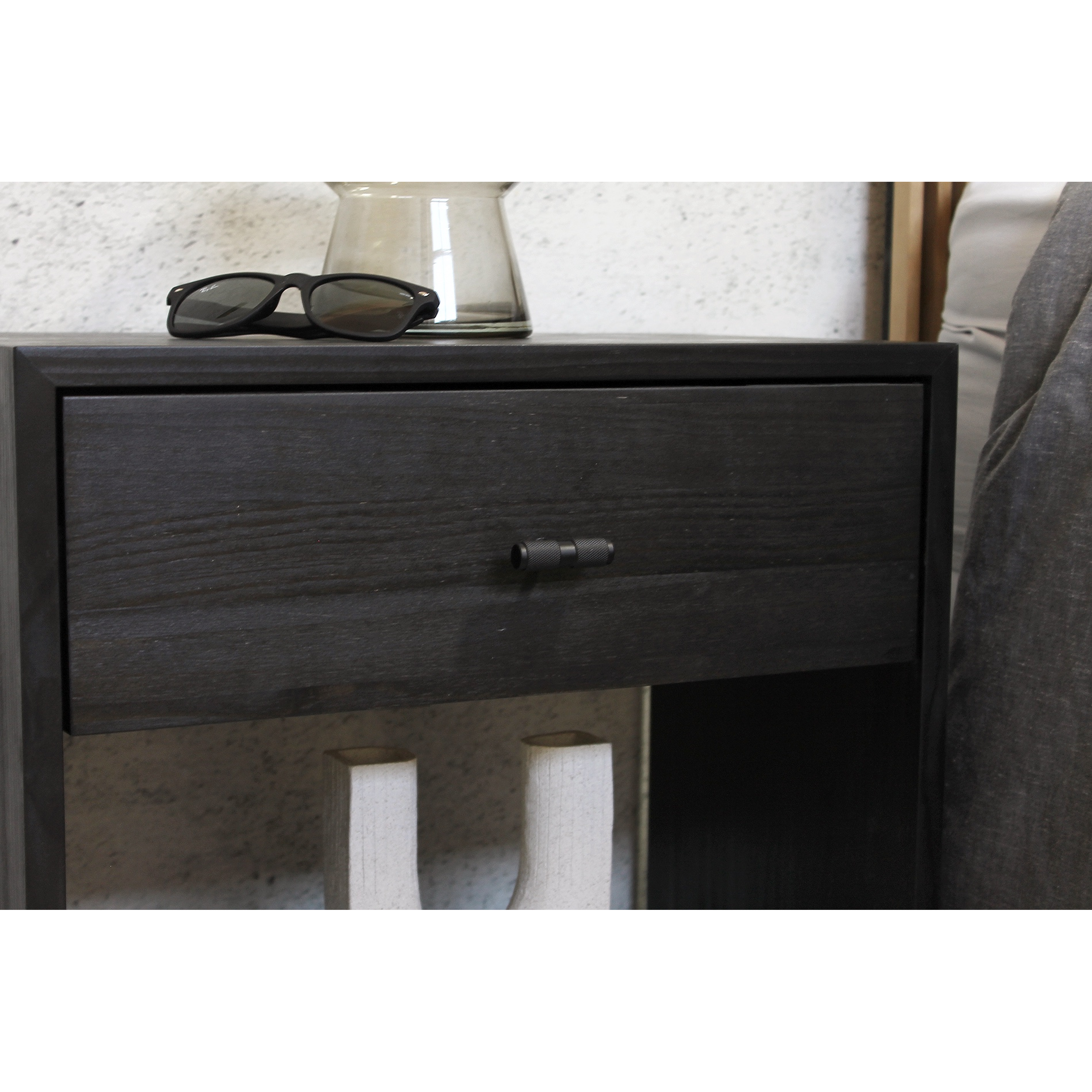 Velador con tirador negro / Modelo Malta Negro  50x60x40 cm. 2