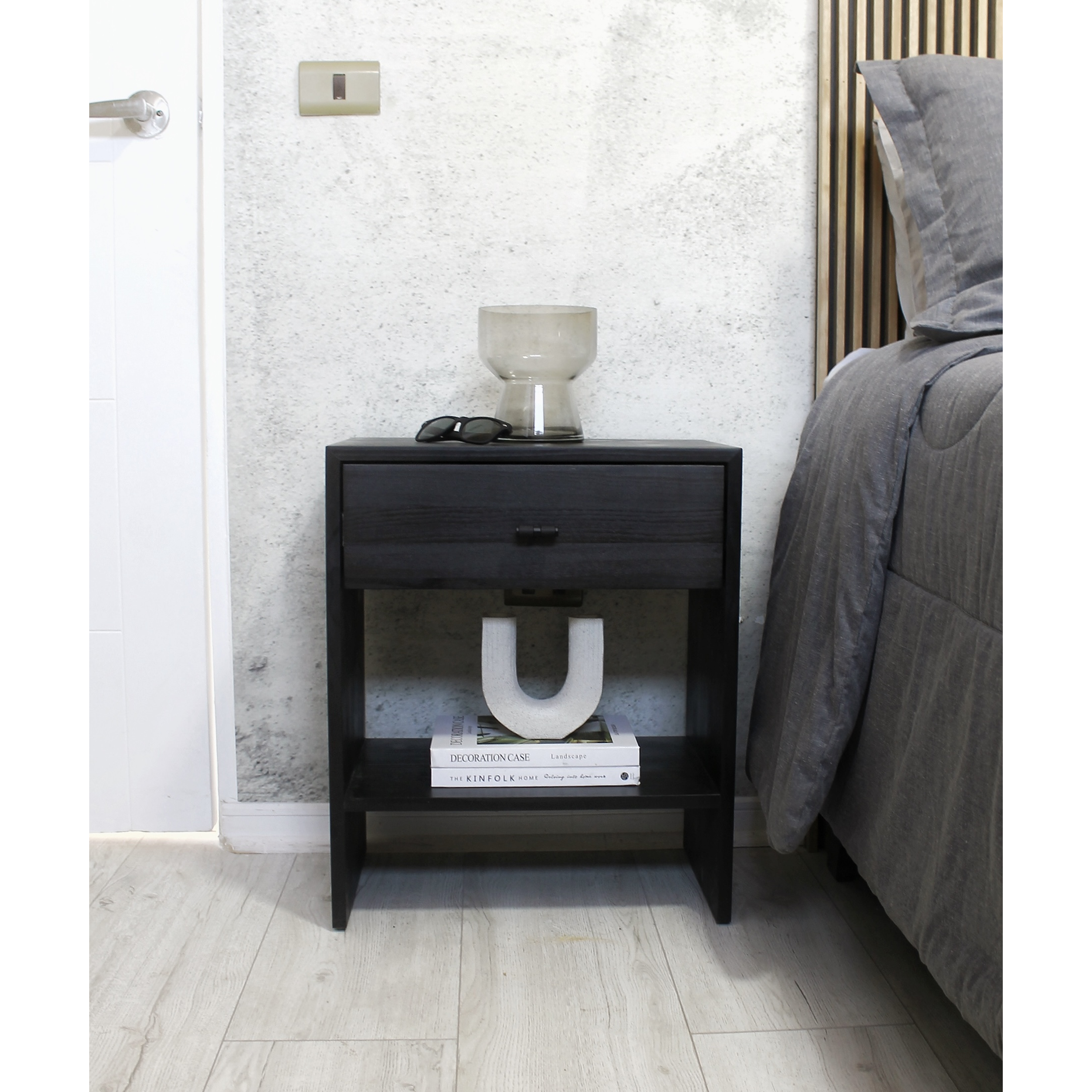 Velador con tirador negro / Modelo Malta Negro  50x60x40 cm. 1