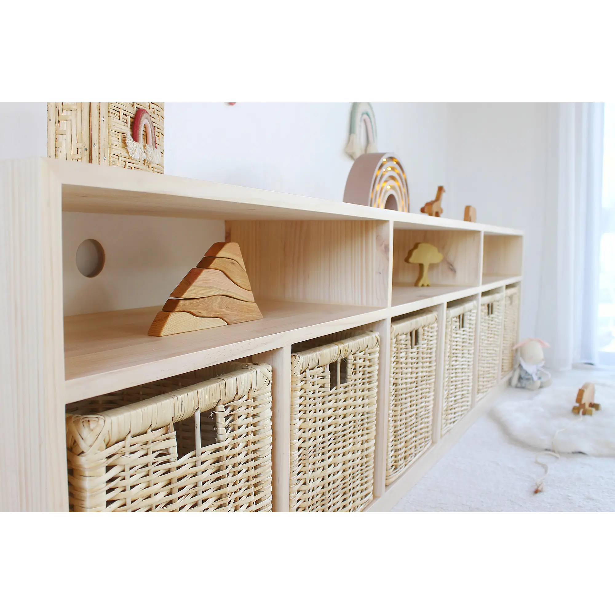 Mueble organizador con mimbres / Modelo Nobu madera blanqueada 5