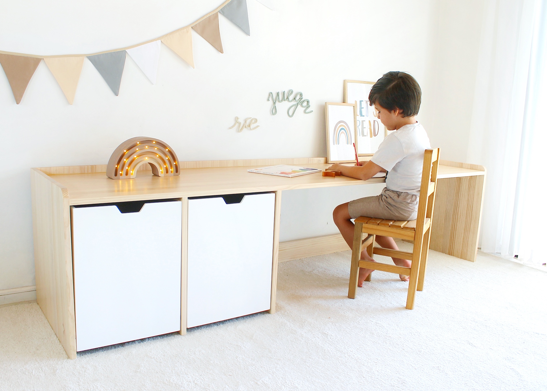 Mueble escritorio con bordes madera blanqueada / 2 cajones con ruedas  1