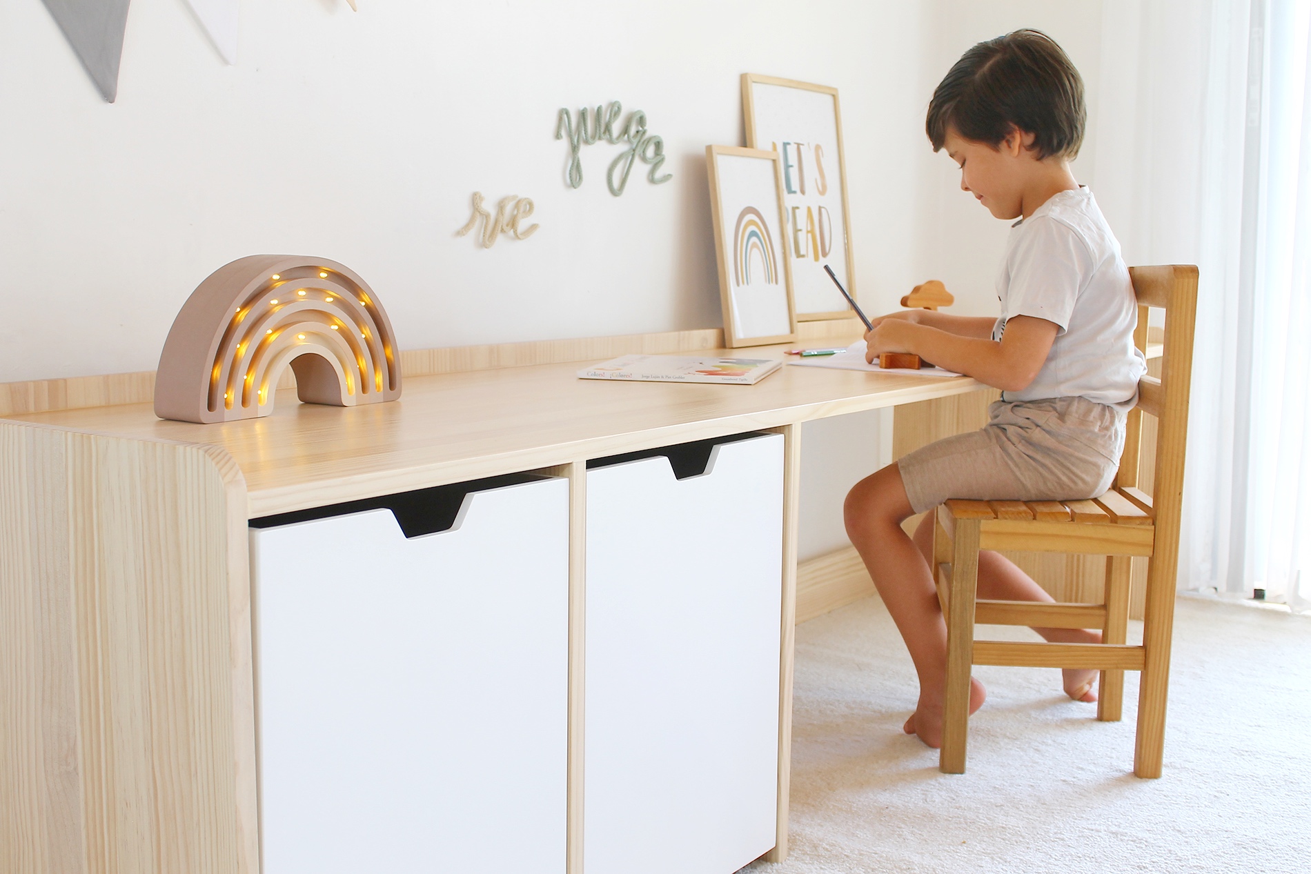 Mueble escritorio con bordes madera blanqueada / 2 cajones con ruedas  2