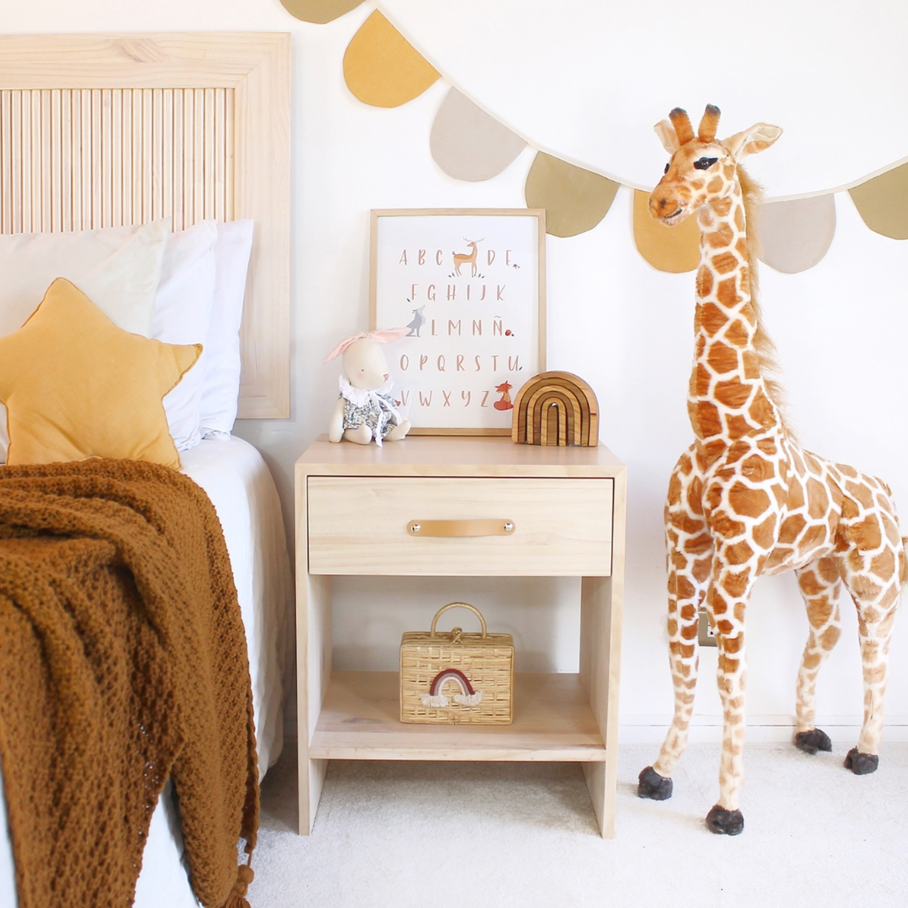 Velador con tirador de cuero  / Modelo Khali  1