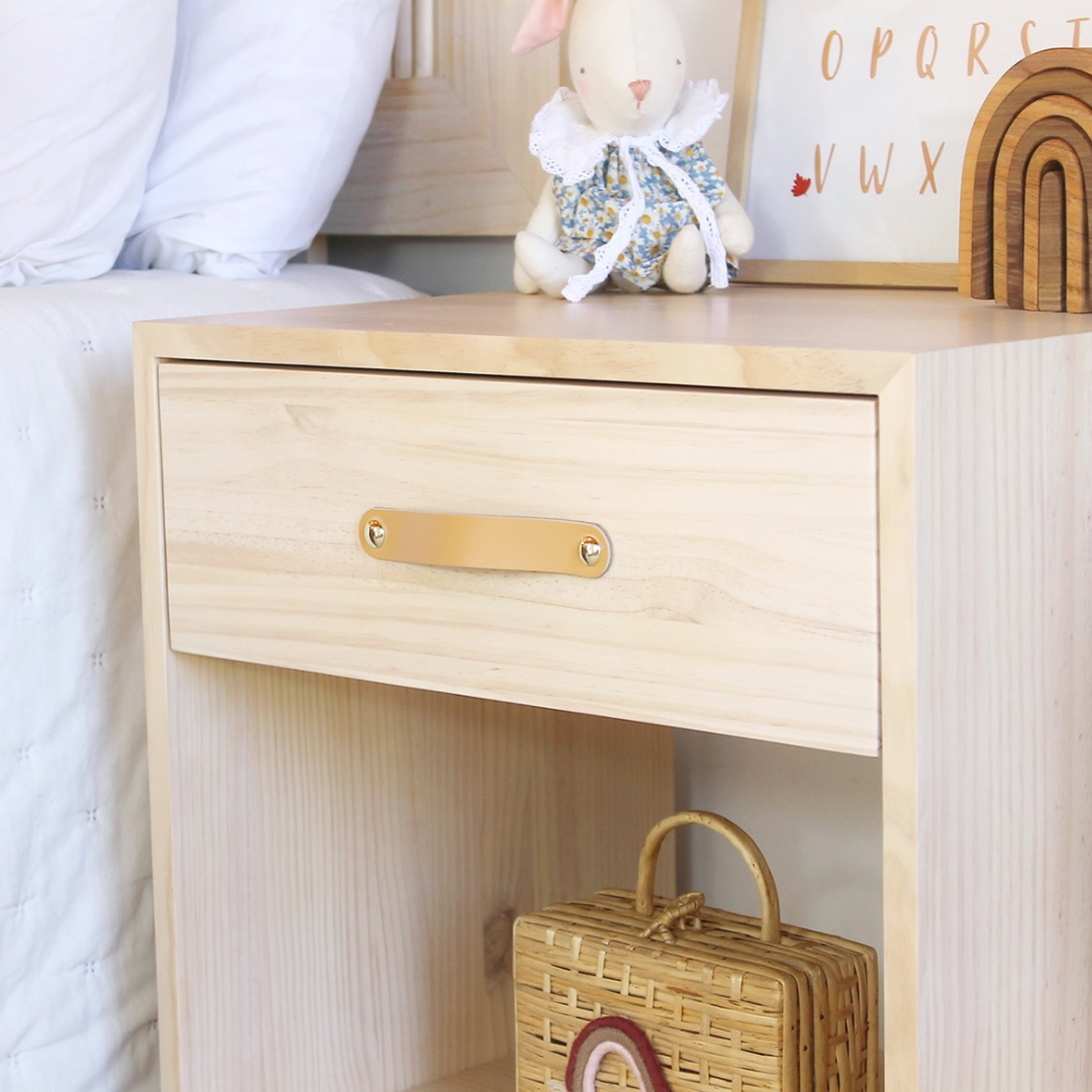 Velador con tirador de cuero  / Modelo Khali  2