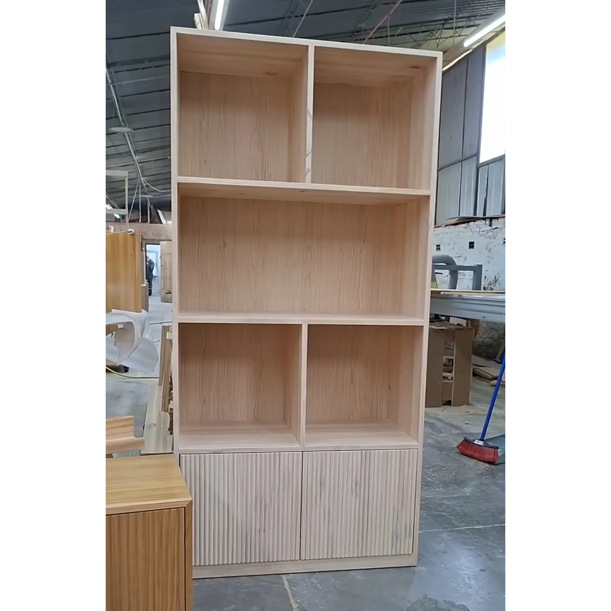 Mueble librero Aura  / Madera blanqueada con puertas de palilaje redondeado  5
