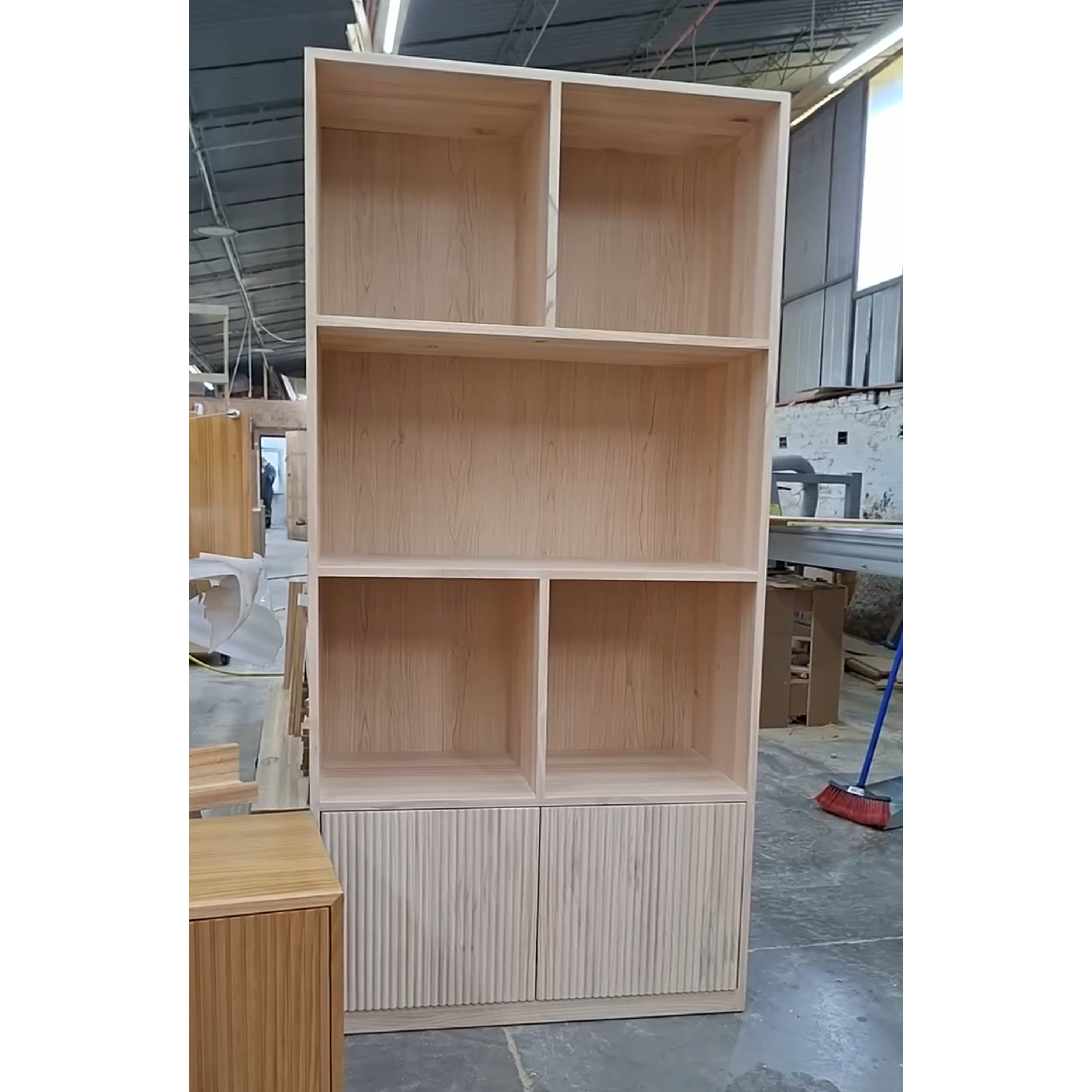 Mueble librero personalizado / Madera blanqueada con puertas de palilaje redondeado  1