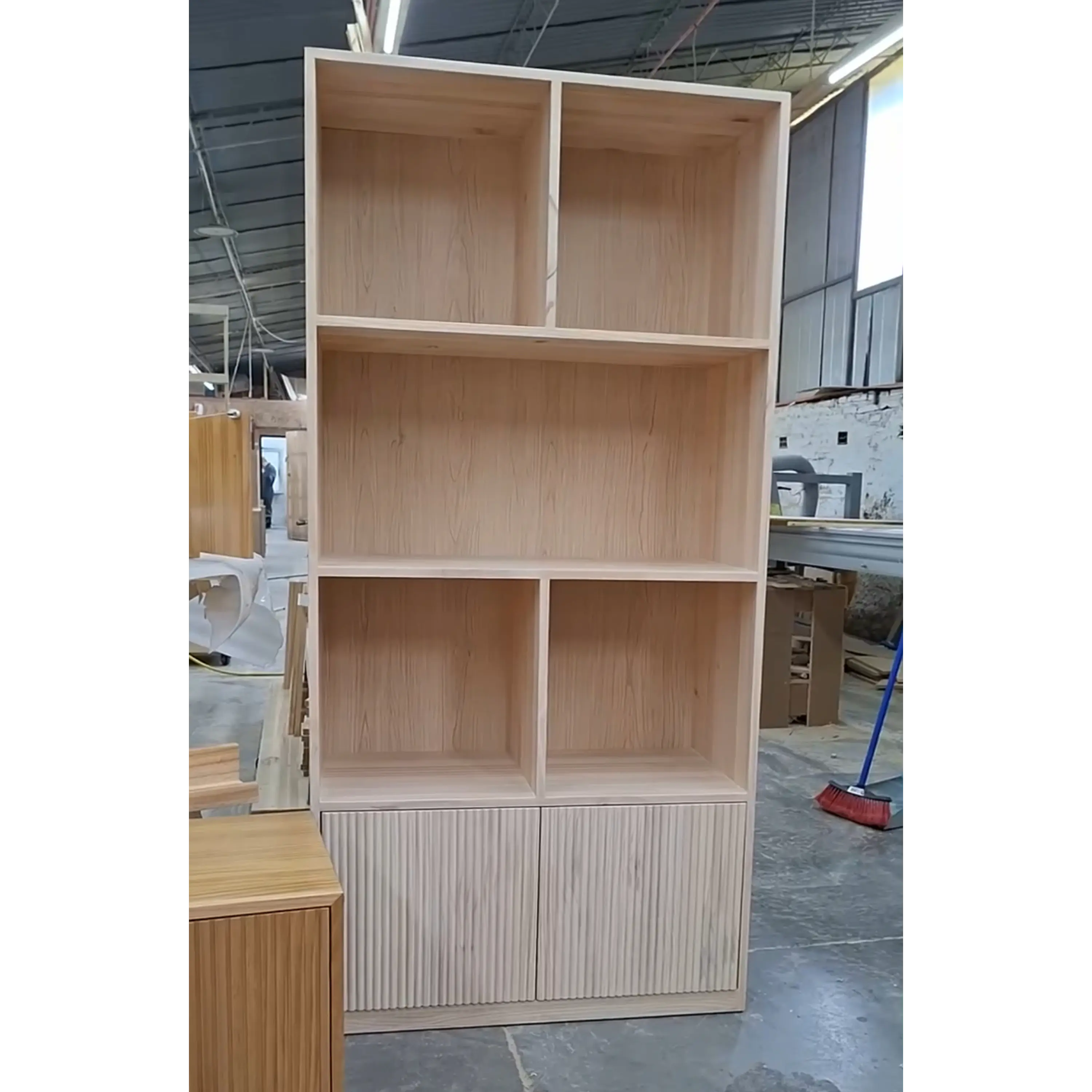 Mueble librero Aura  / Madera blanqueada con puertas de palilaje redondeado  5