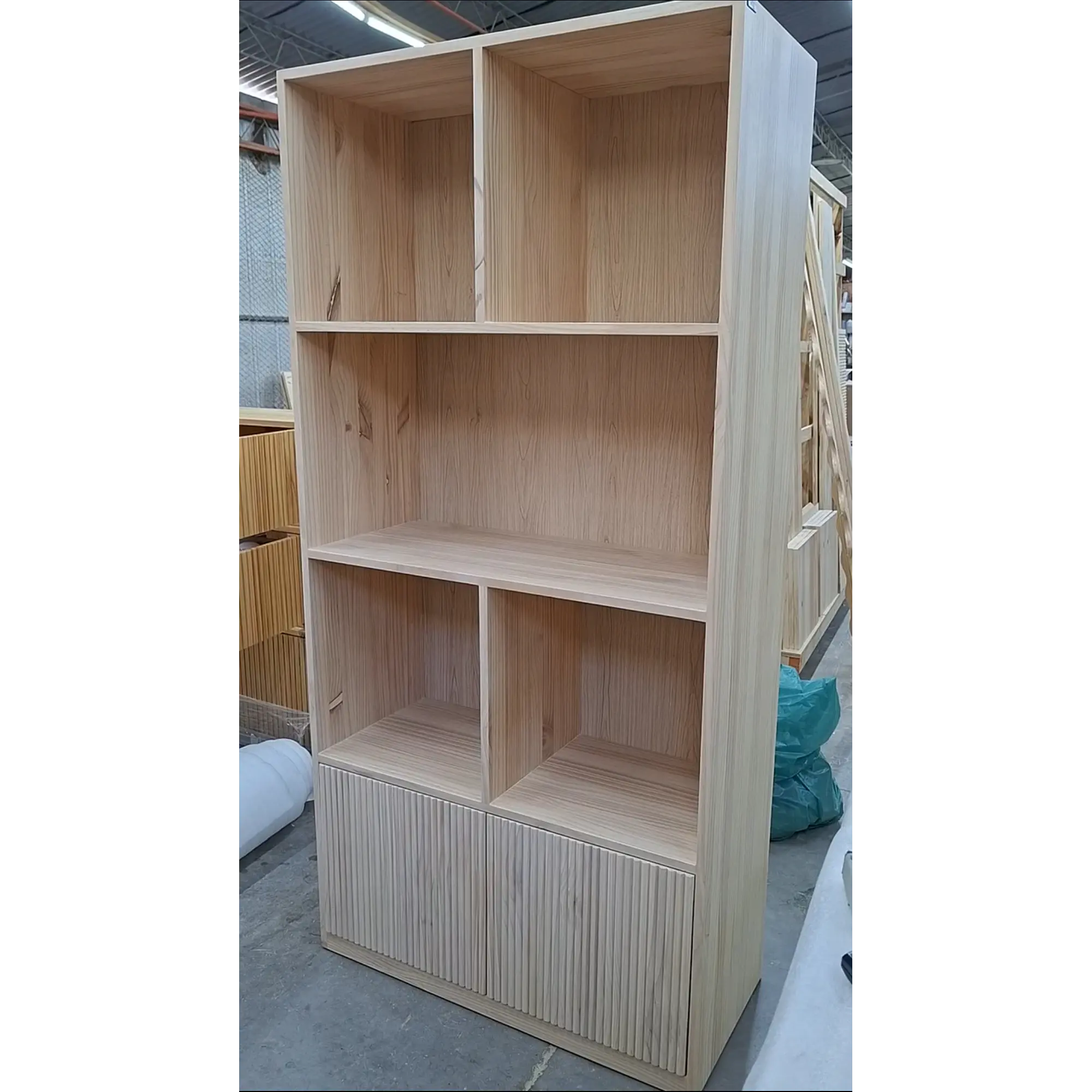 Mueble librero Aura  / Madera blanqueada con puertas de palilaje redondeado  8