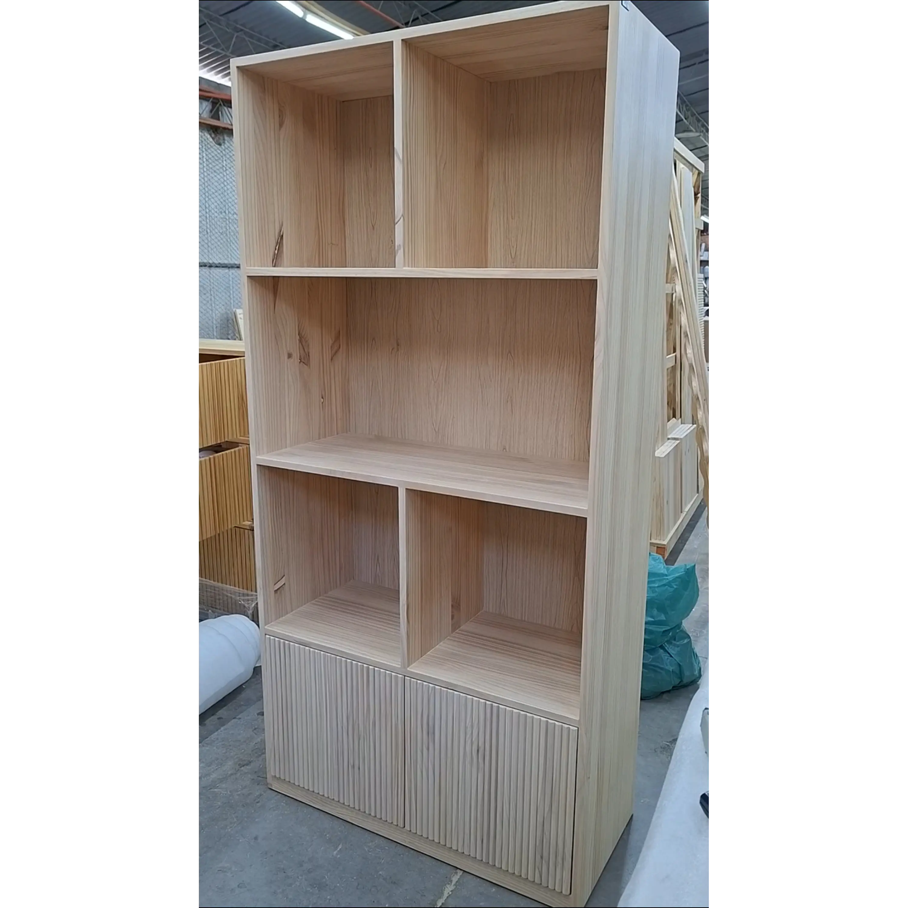 Mueble librero Aura  / Madera blanqueada con puertas de palilaje redondeado  8