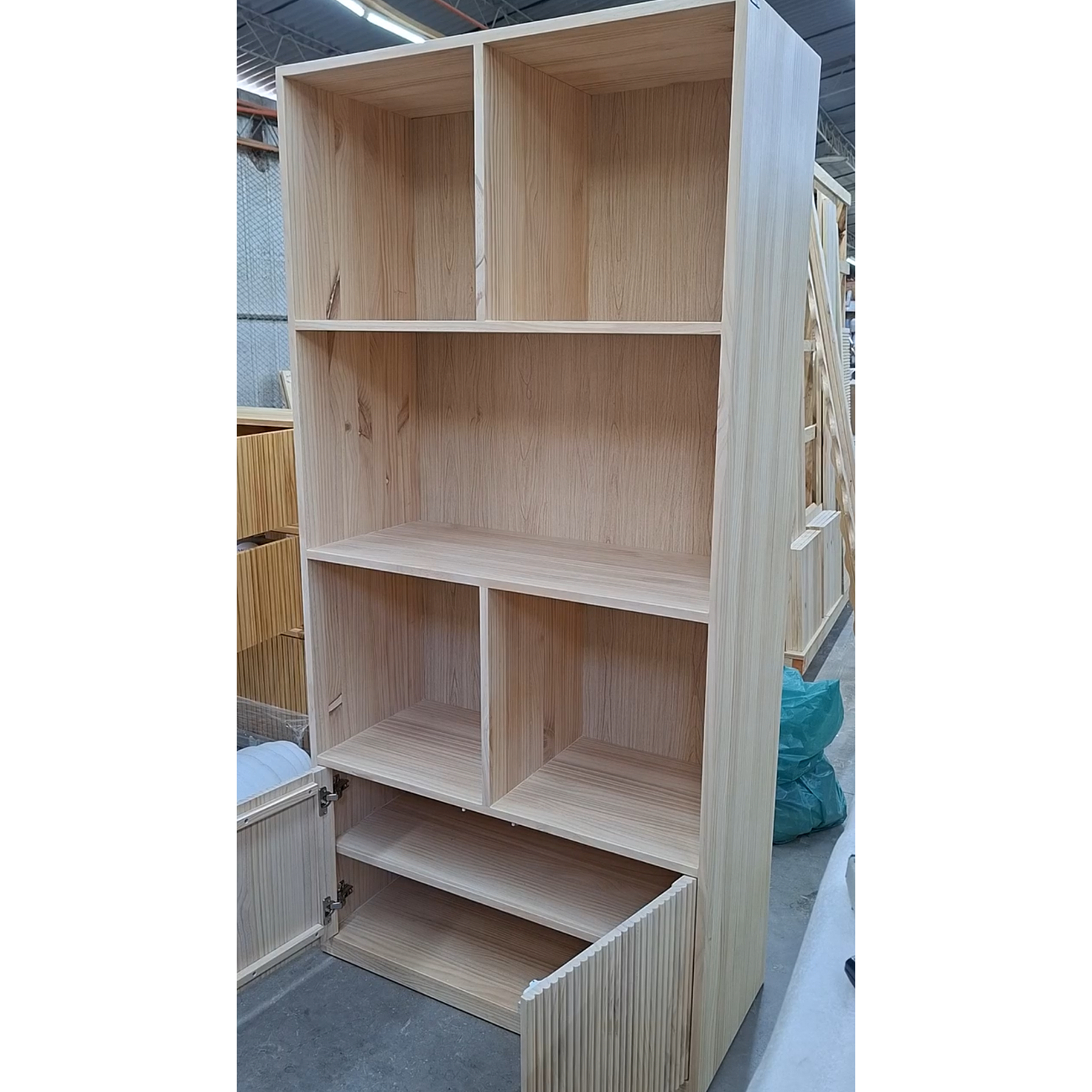 Mueble librero personalizado / Madera blanqueada con puertas de palilaje redondeado  4