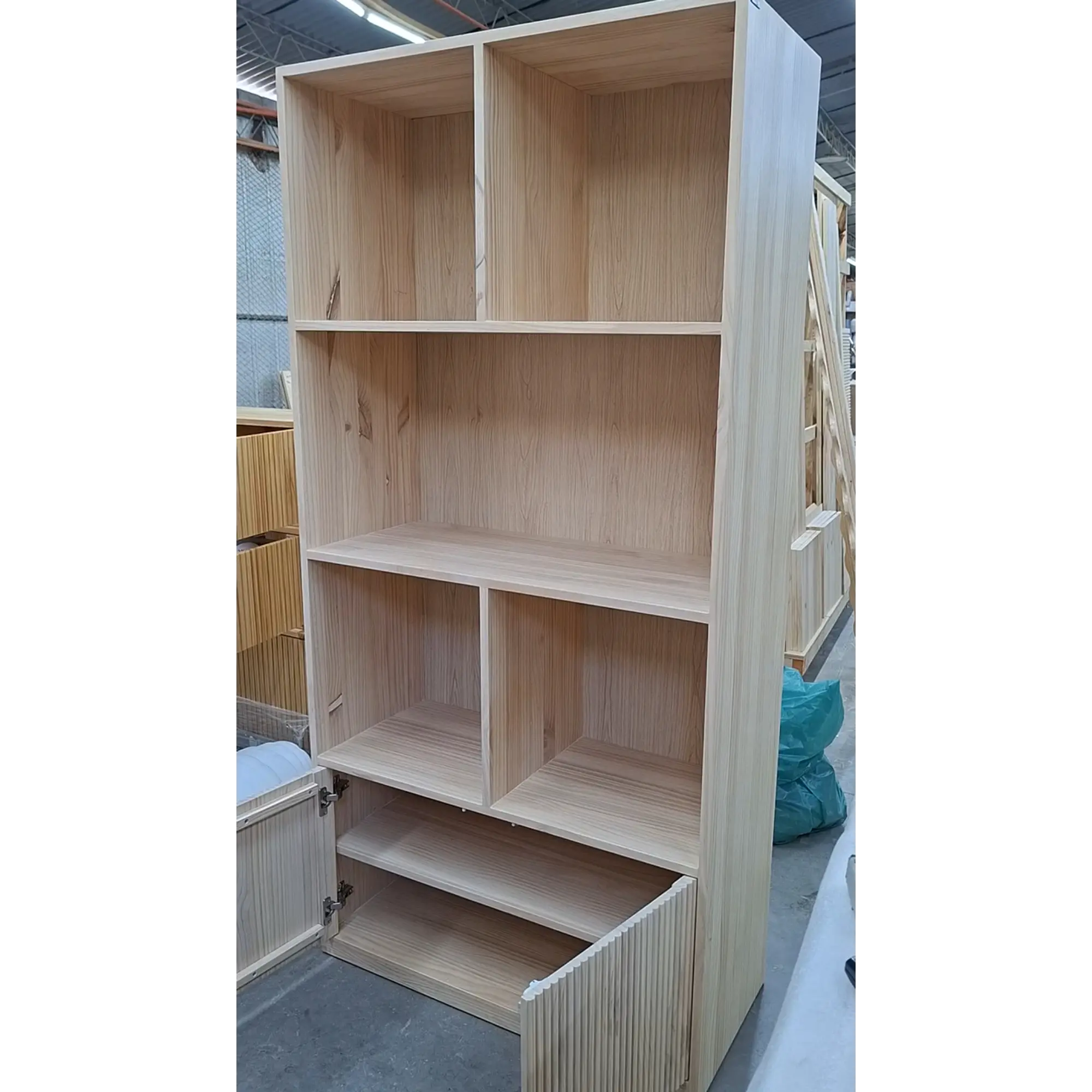 Mueble librero Aura  / Madera blanqueada con puertas de palilaje redondeado  6