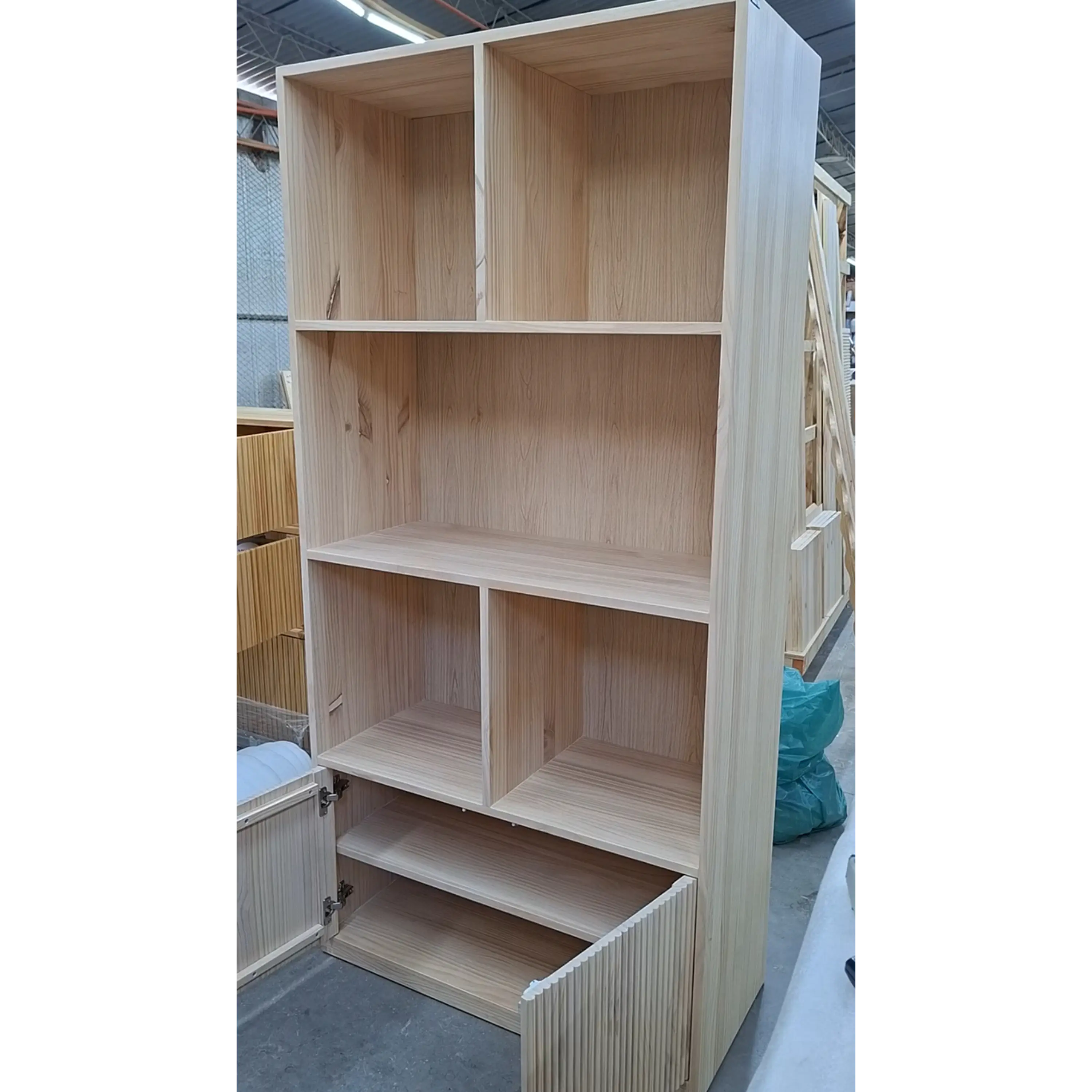 Mueble librero Aura  / Madera blanqueada con puertas de palilaje redondeado  6