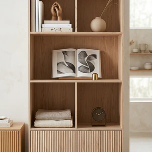 Mueble librero Aura  / Madera blanqueada con puertas de palilaje redondeado 