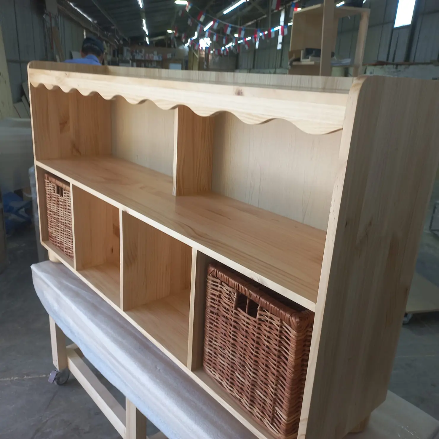 Mueble organizador infantil Waves de madera maciza  2