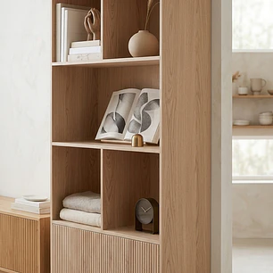 Mueble librero Aura  / Madera blanqueada con puertas de palilaje redondeado 