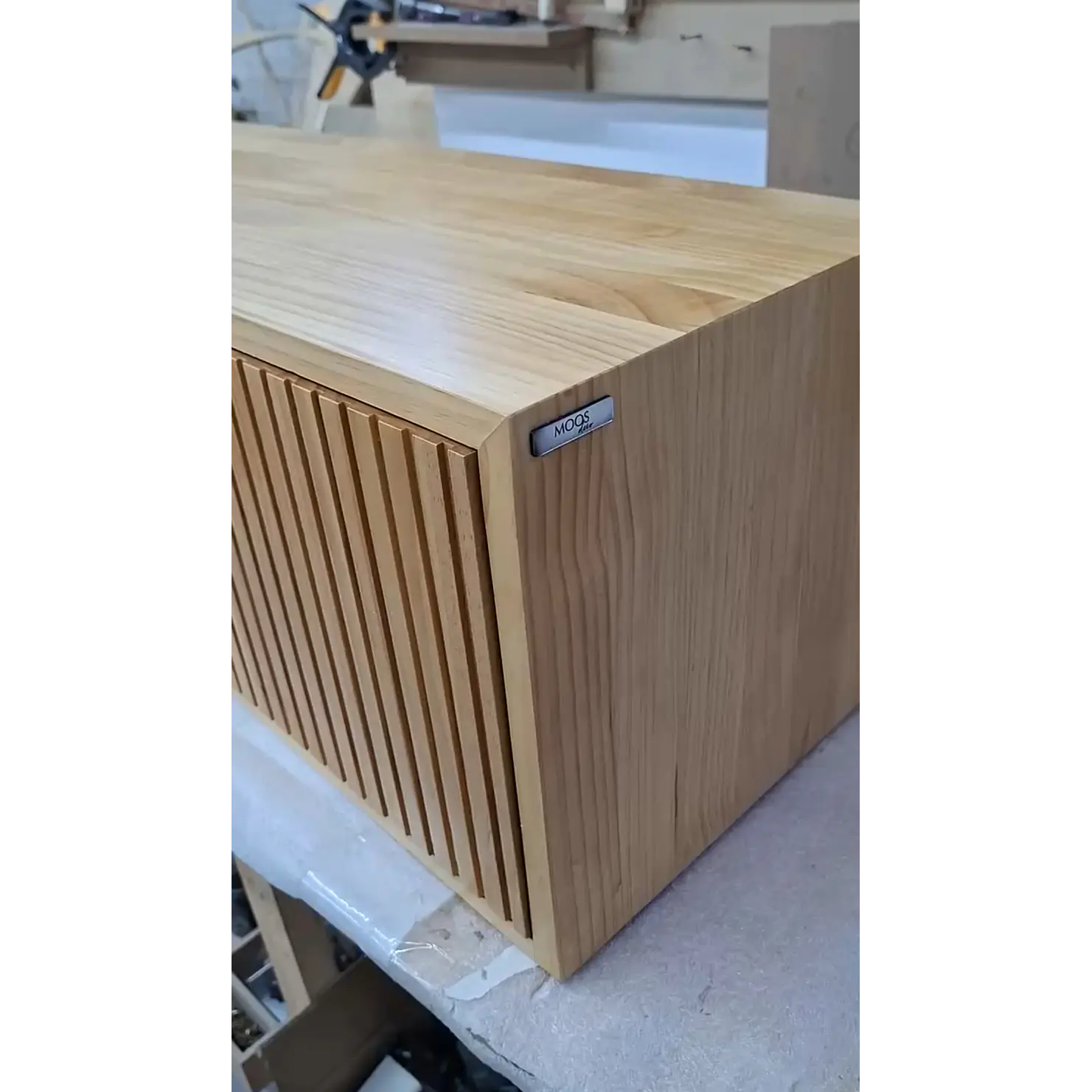 Rack flotante de madera / Modelo Venecia  7