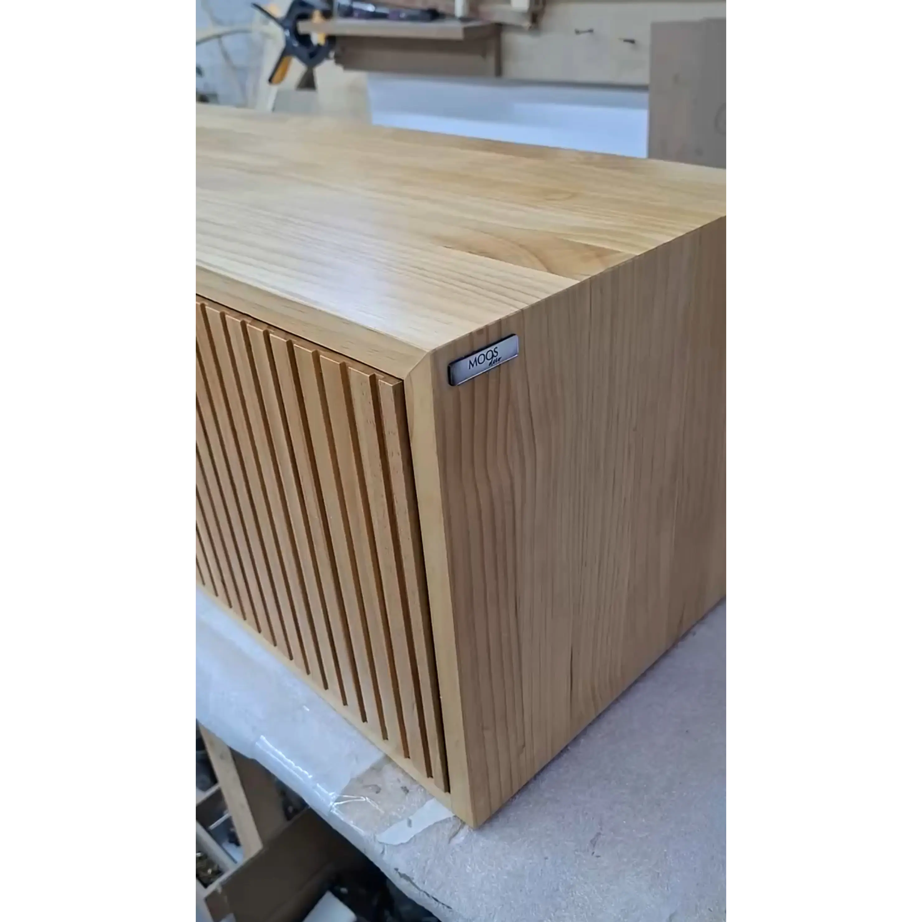 Rack flotante de madera / Modelo Venecia  7