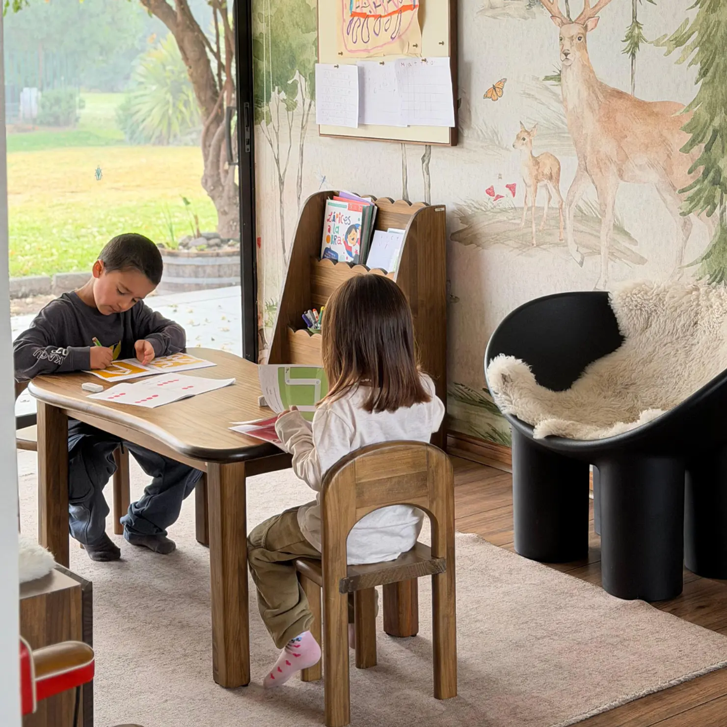Conjunto mesa infantil + 2 sillas Waves  1