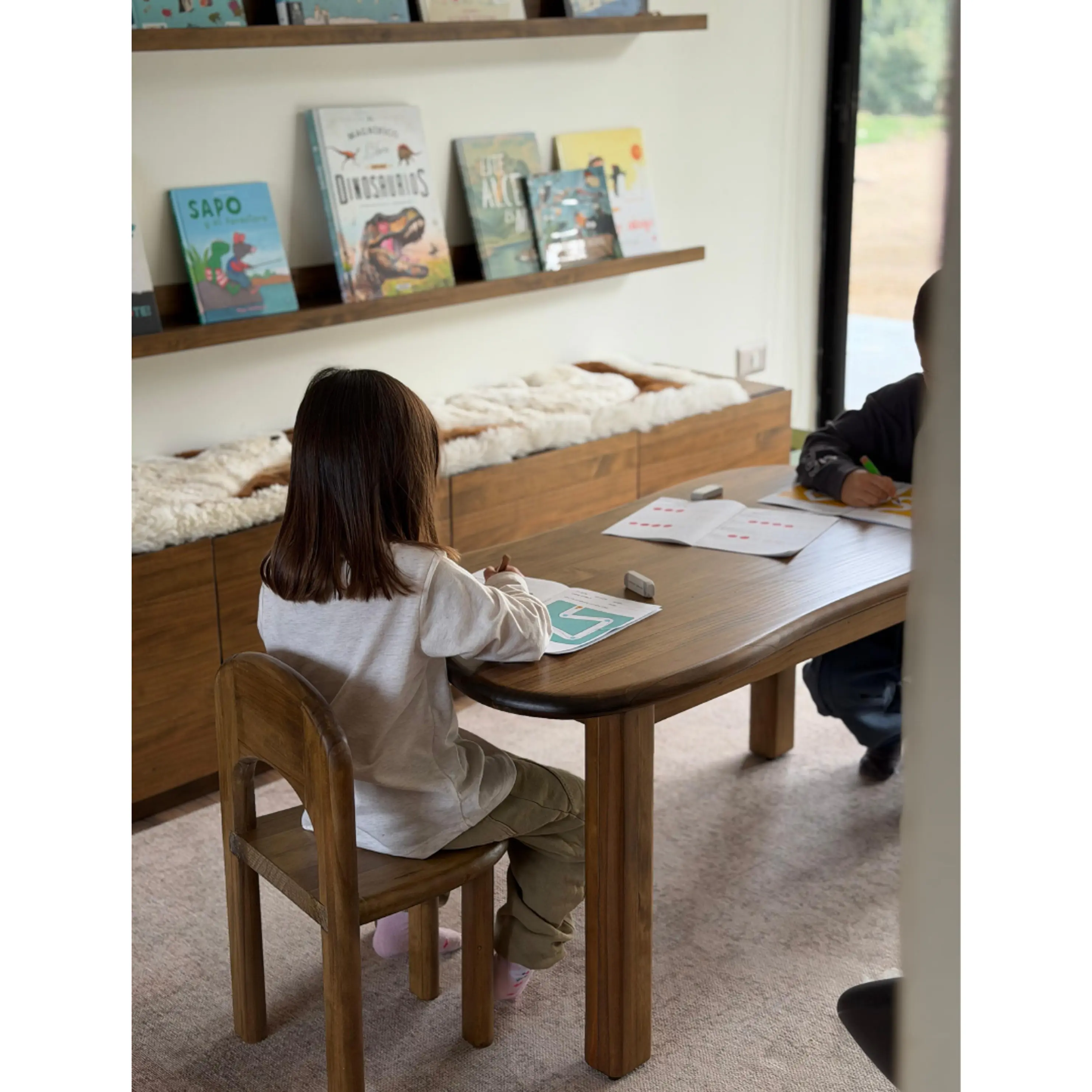 Conjunto mesa infantil + 2 sillas Waves  2
