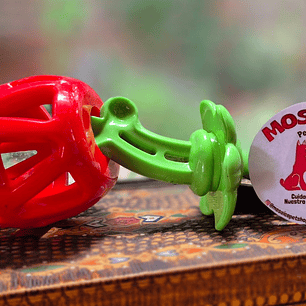 Juguete para perros dispensador de golosinas de fresa