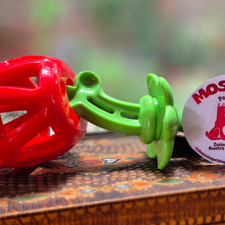 Juguete para perros dispensador de golosinas de fresa 1