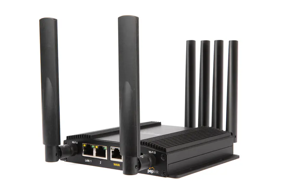 Router Celular 5G Peplink MAX BR1 Pro con Wi‑Fi 6 y WAN 2,5G 1