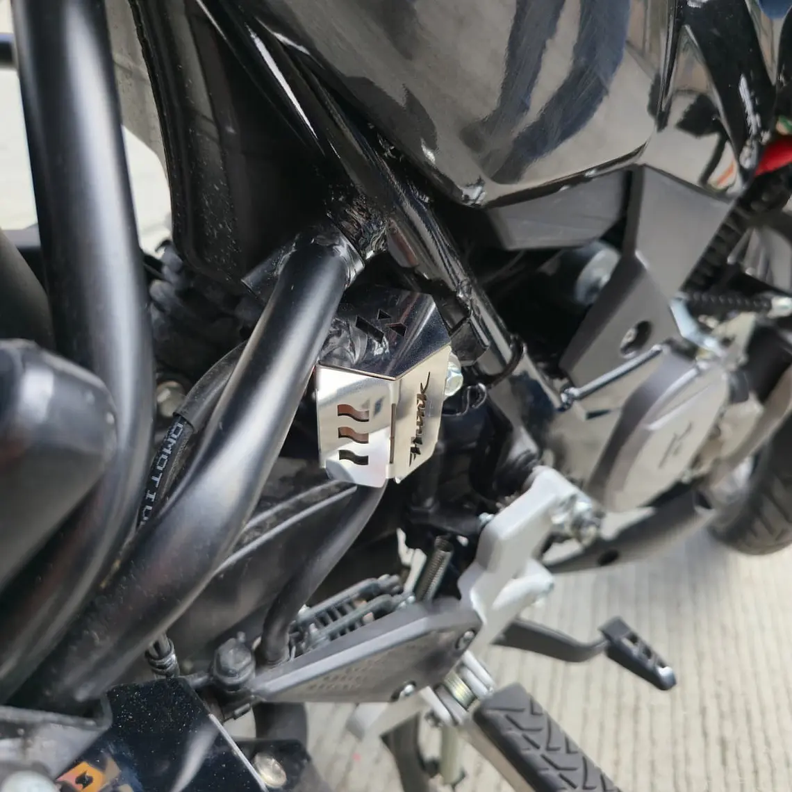 PROTECTOR DE BOMBA TRASERA HUNK 125R 3D 2