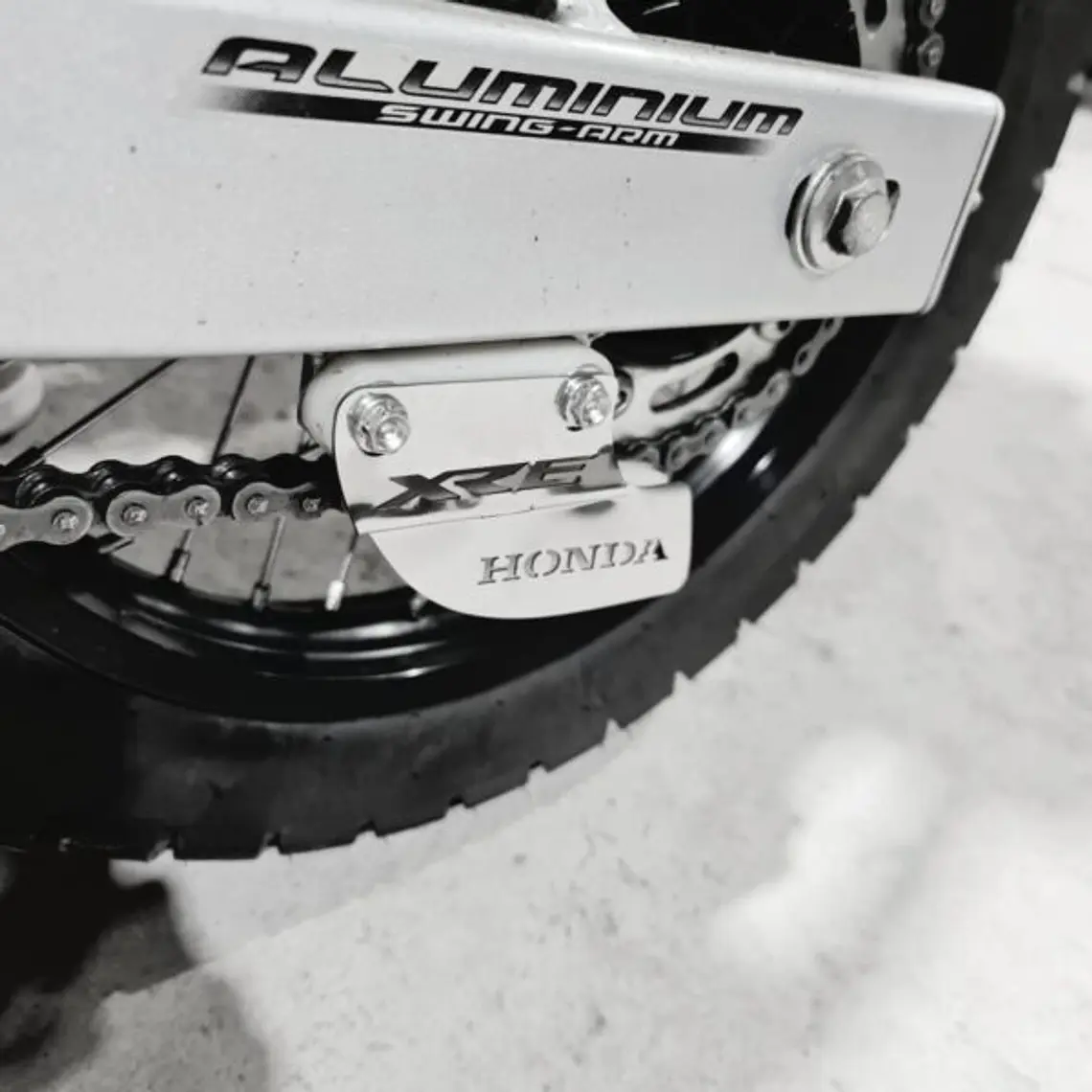 LATERAL PATIN TENSOR CADENA XRE 300 2