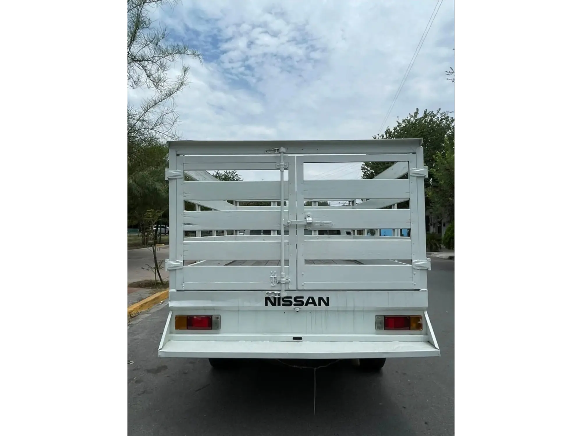 NISSAN NP300 2.5 ESTACAS DH AA MT 2018  6