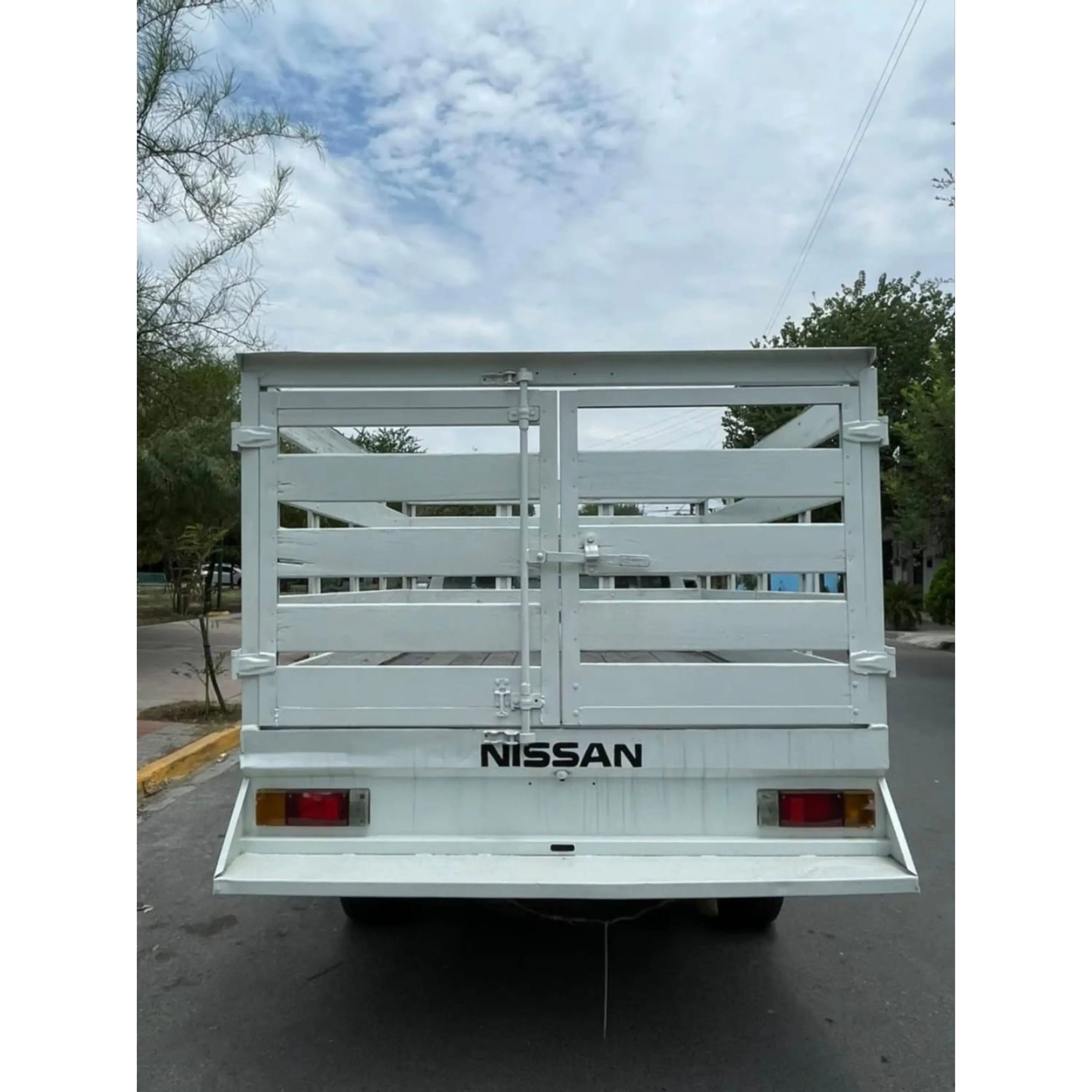 NISSAN NP300 2.5 ESTACAS DH AA MT 2018  6