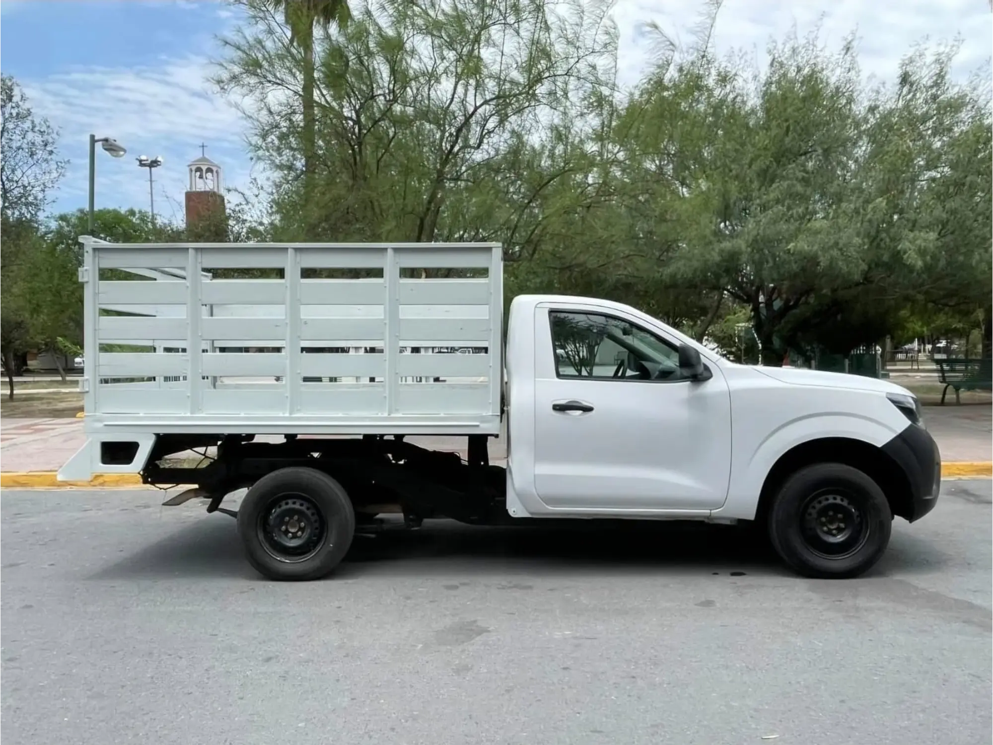 NISSAN NP300 2.5 ESTACAS DH AA MT 2018  4
