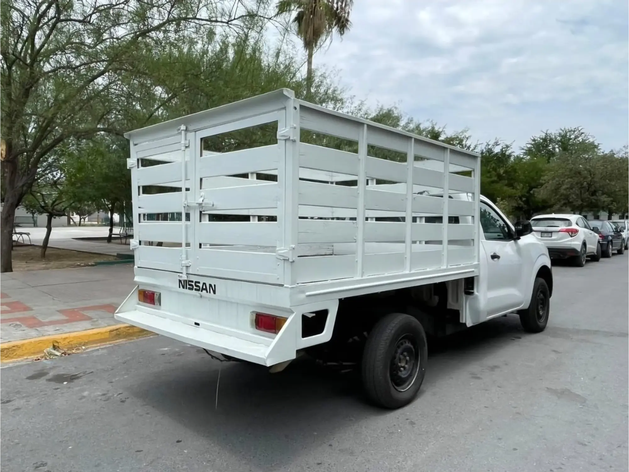NISSAN NP300 2.5 ESTACAS DH AA MT 2018  5