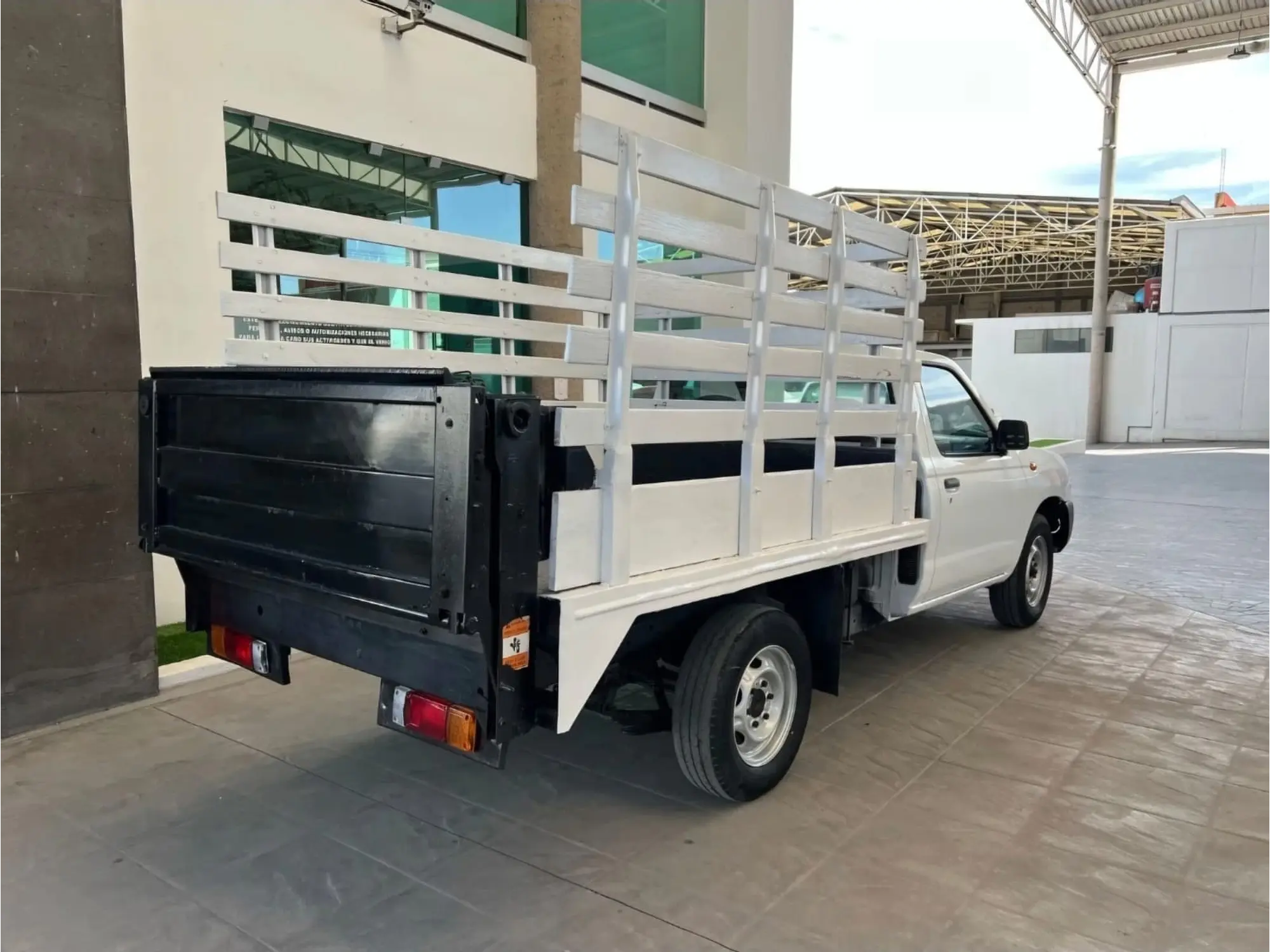 NISSAN NP300 2.4 ESTACAS DH MT 2015 5