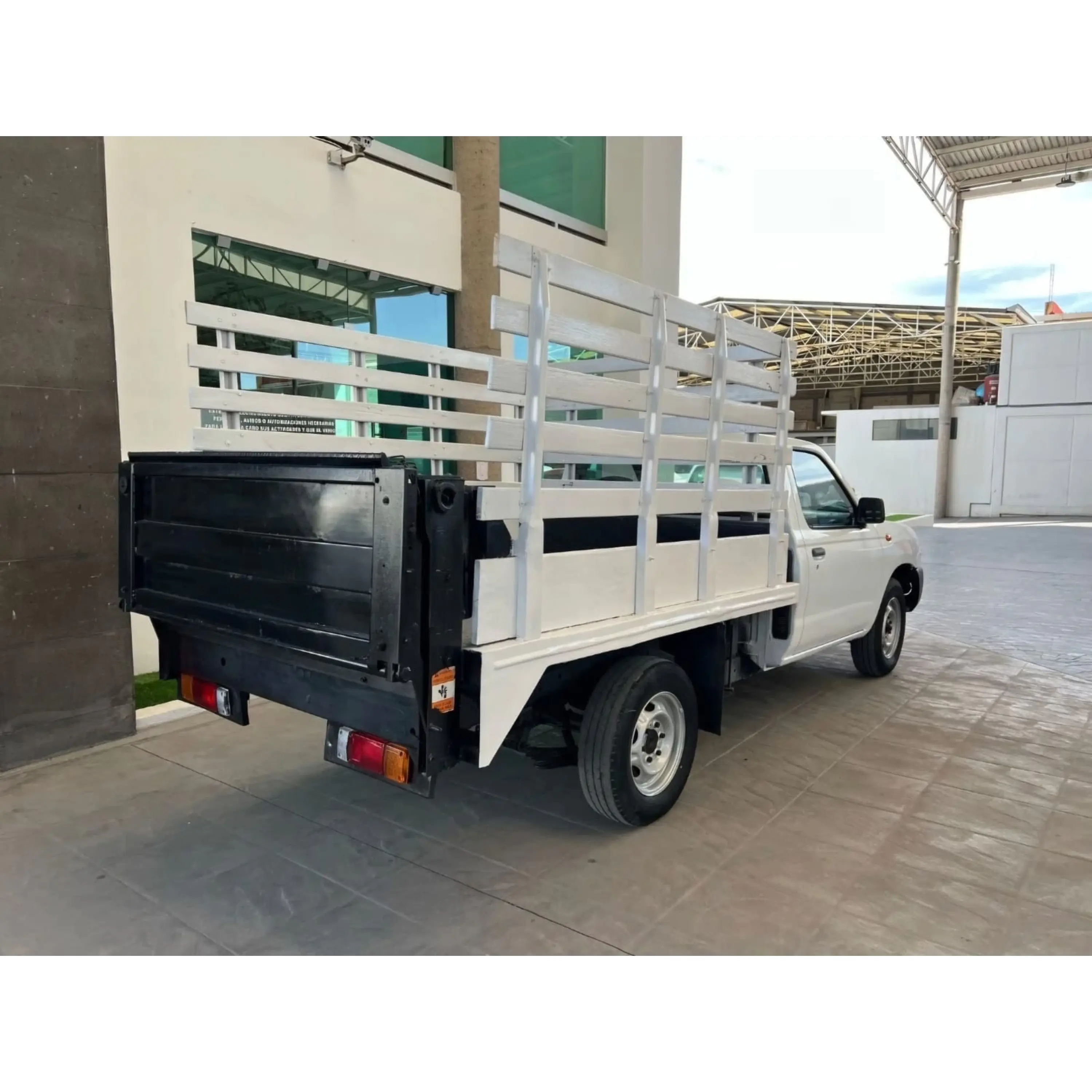 NISSAN NP300 2.4 ESTACAS DH MT 2015 5