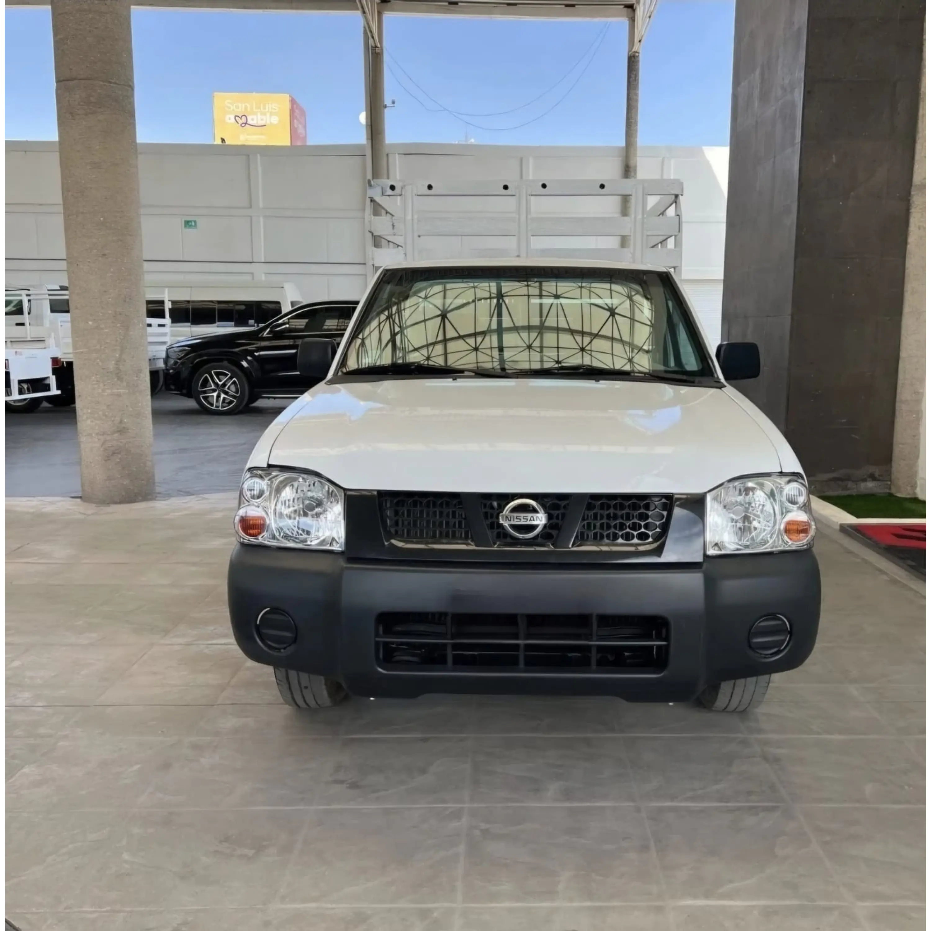 NISSAN NP300 2.4 ESTACAS DH MT 2015 2