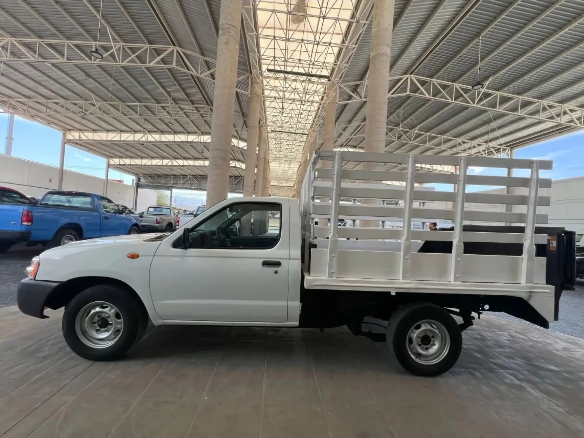 NISSAN NP300 2.4 ESTACAS DH MT 2015 4