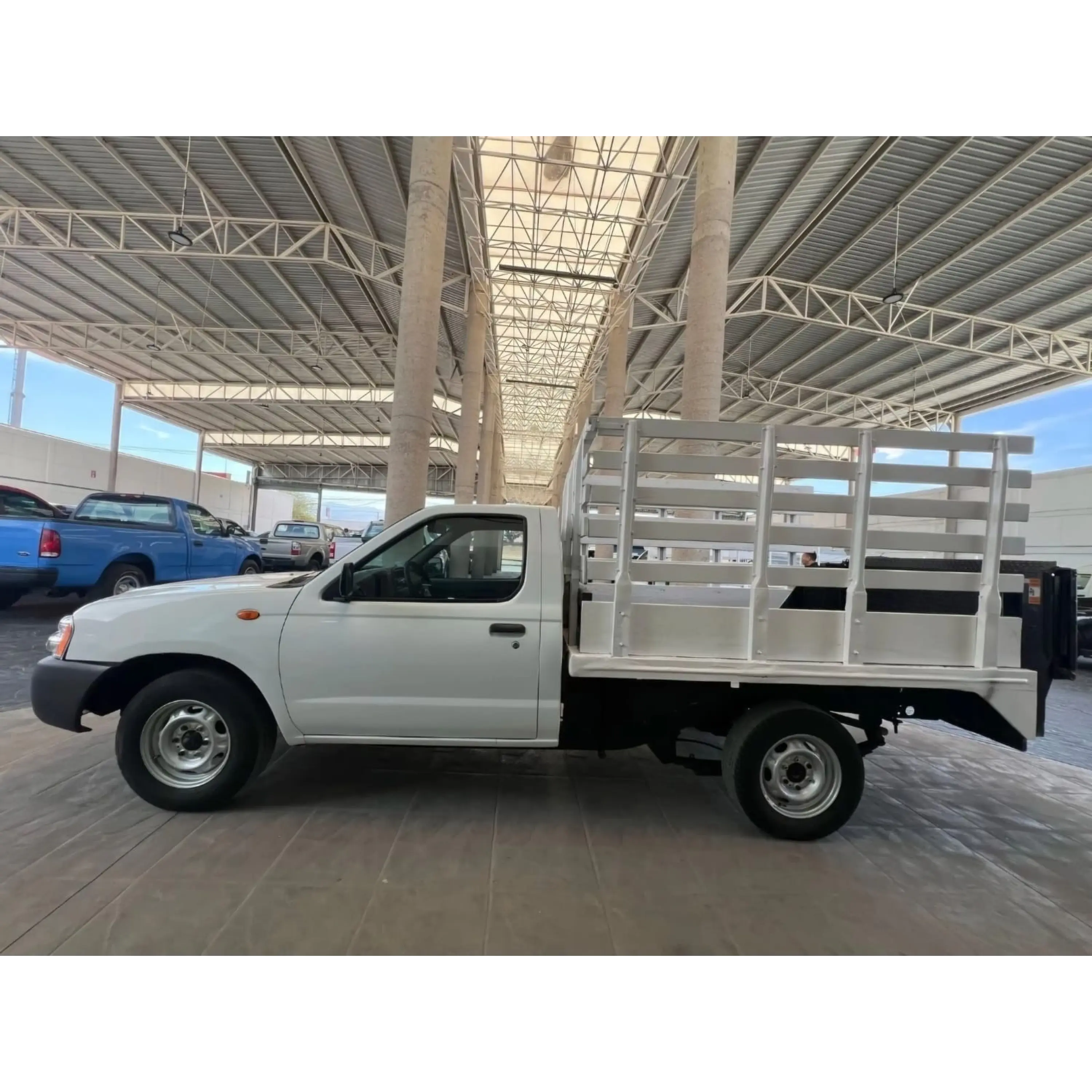 NISSAN NP300 2.4 ESTACAS DH MT 2015 4