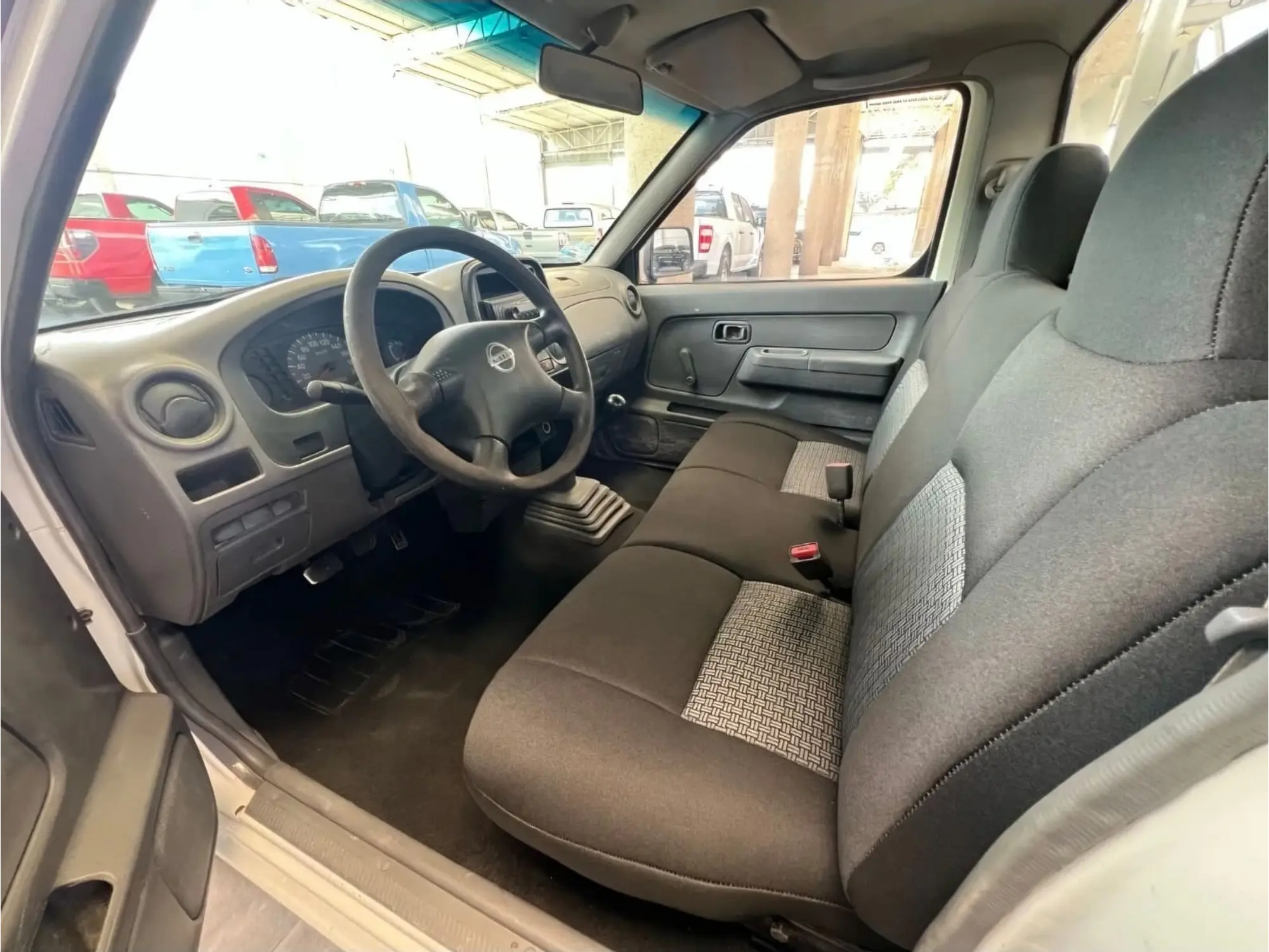 NISSAN NP300 2.4 ESTACAS DH MT 2015 7