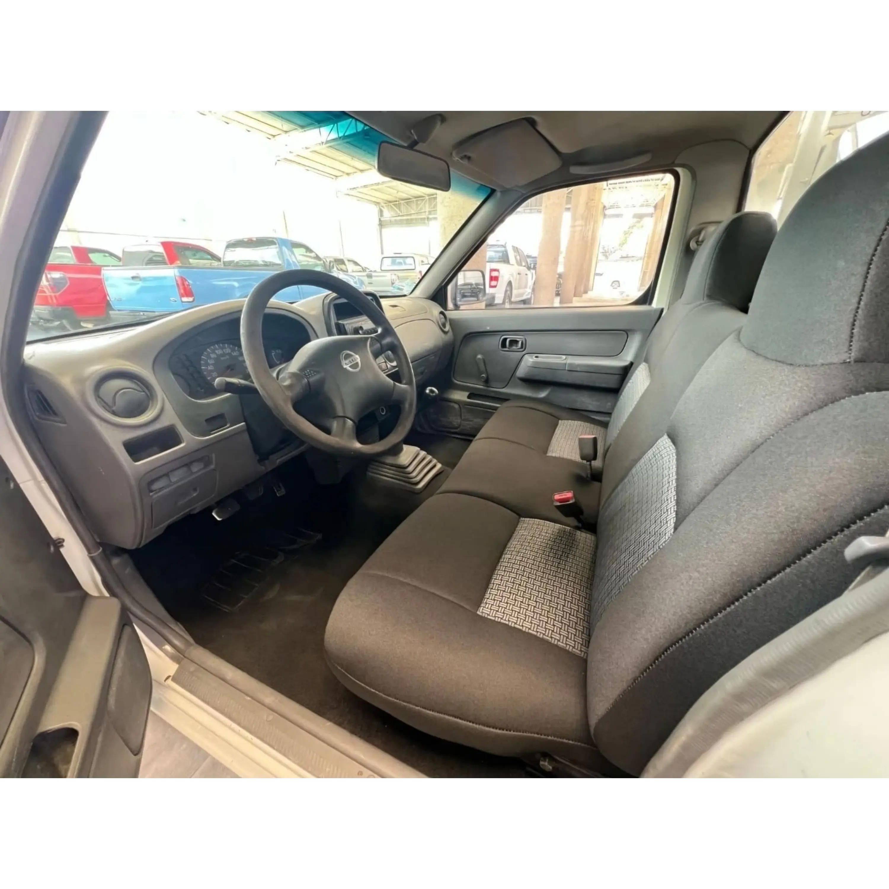 NISSAN NP300 2.4 ESTACAS DH MT 2015 7