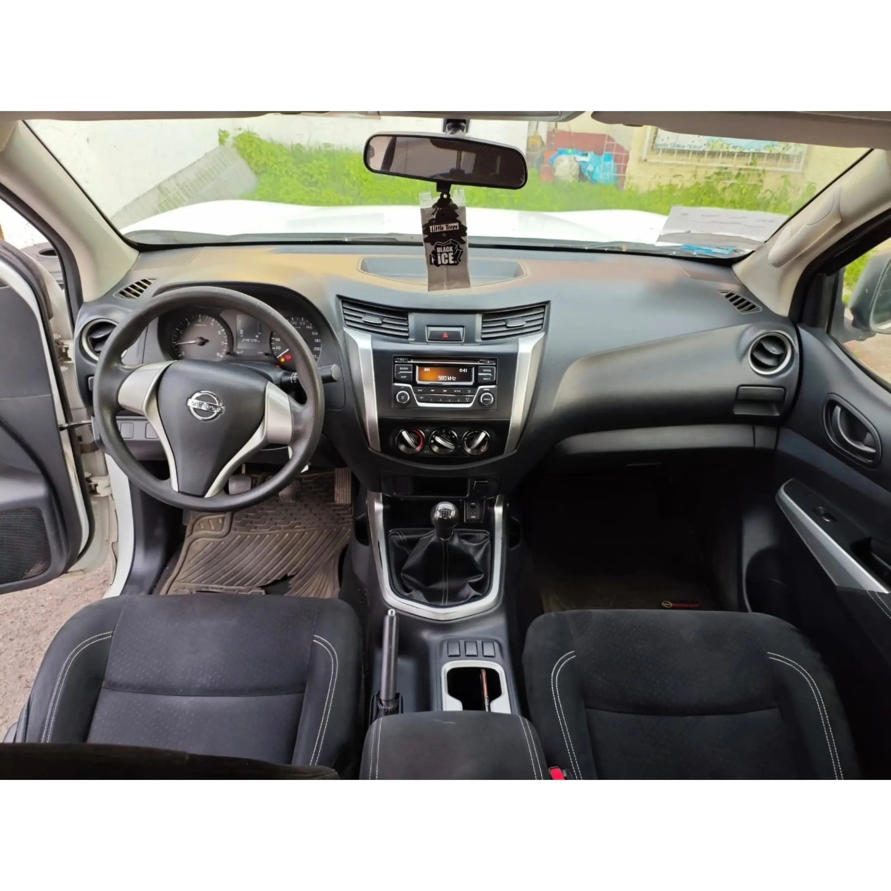 NISSAN NP300 2.4 DOBLE CABINA SE AA PACK SEG MT 2016 6