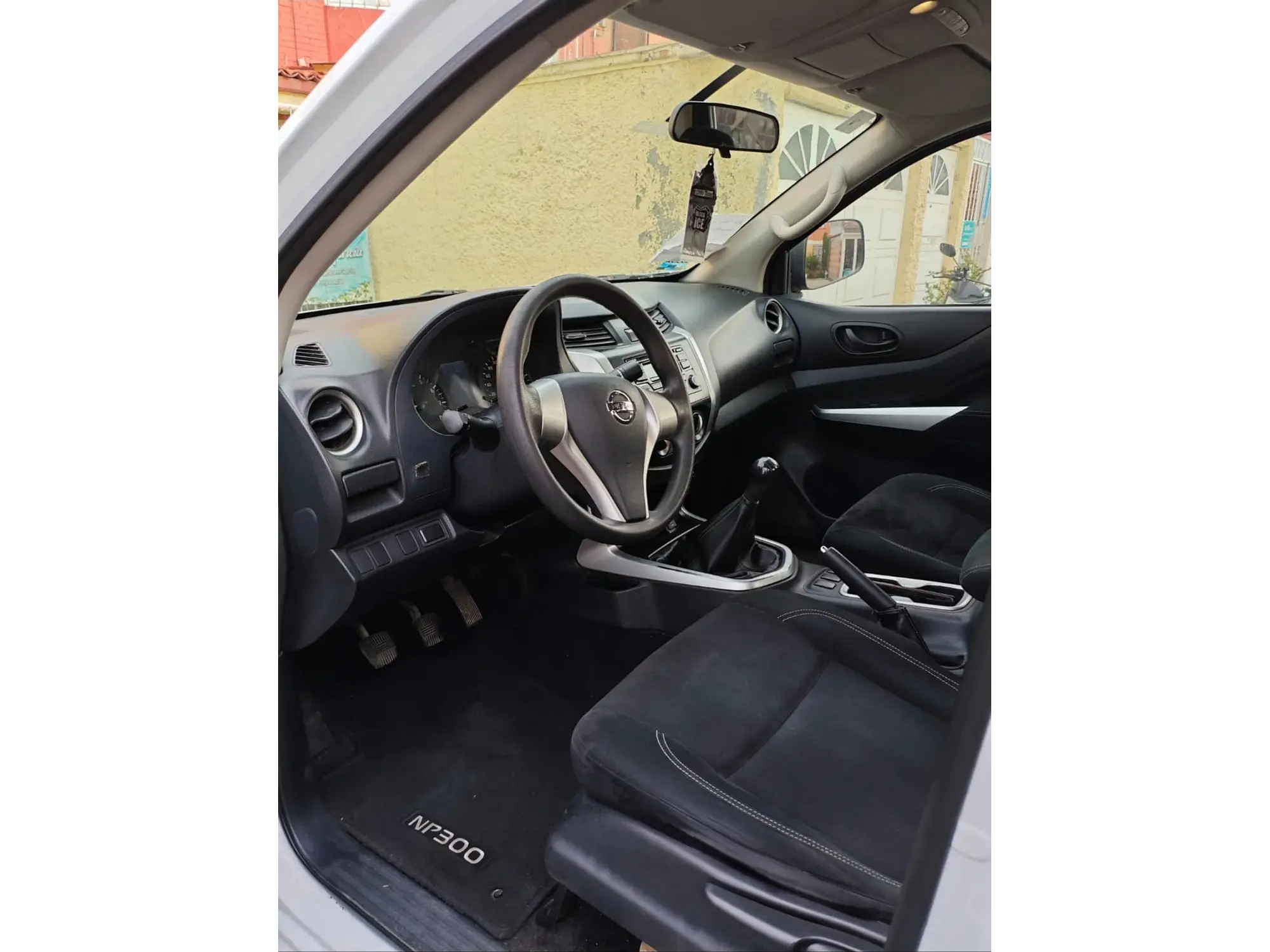 NISSAN NP300 2.4 DOBLE CABINA SE AA PACK SEG MT 2016 7