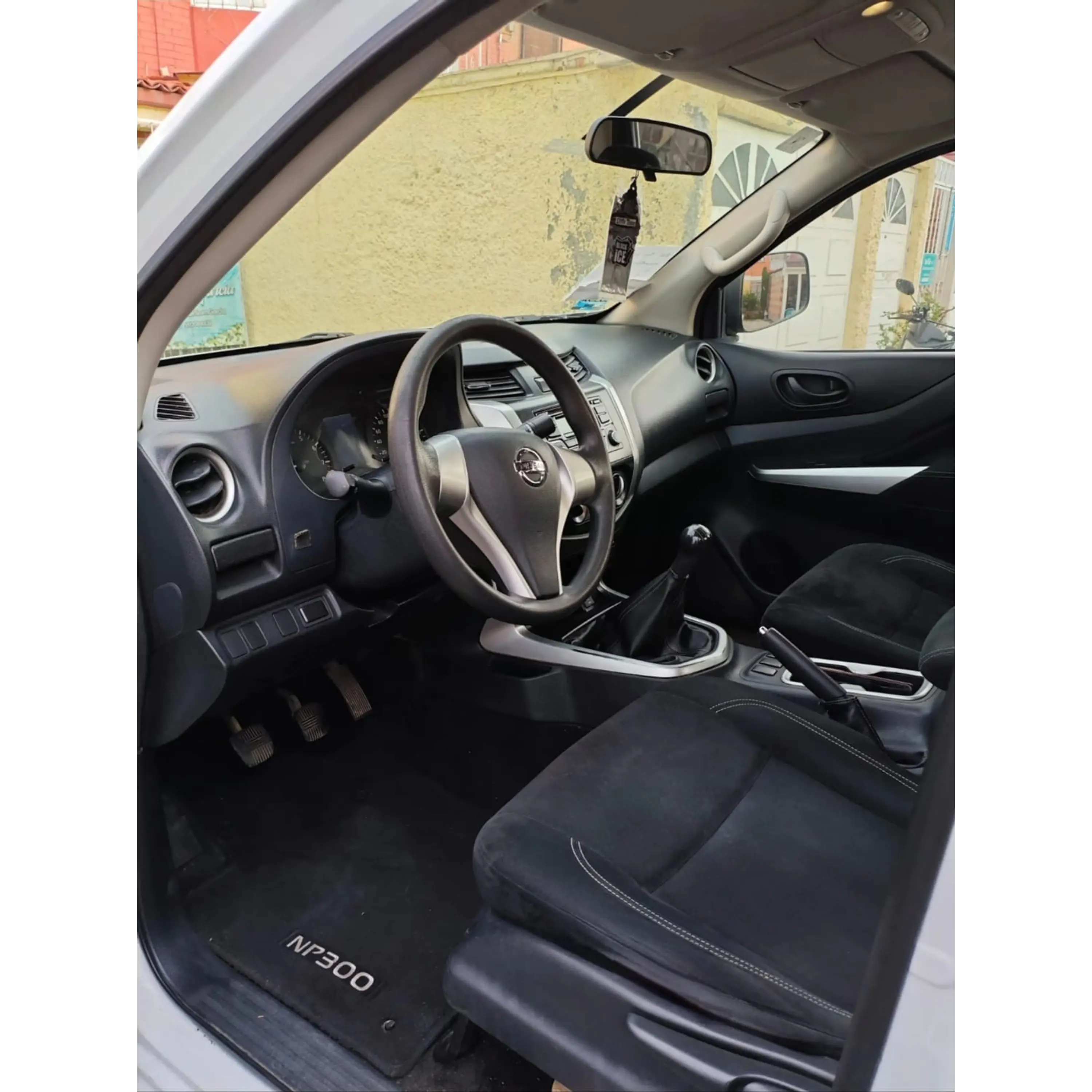 NISSAN NP300 2.4 DOBLE CABINA SE AA PACK SEG MT 2016 7